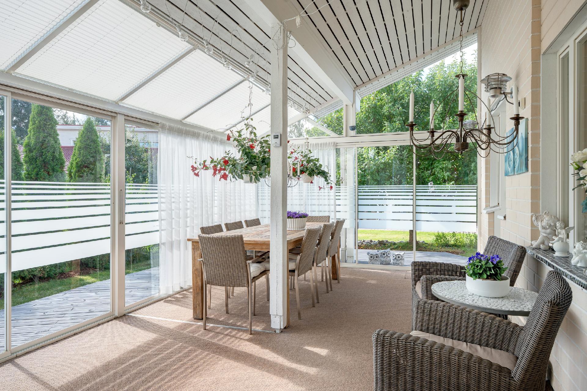 Lasitettu terassi on harvinaisen iso. 