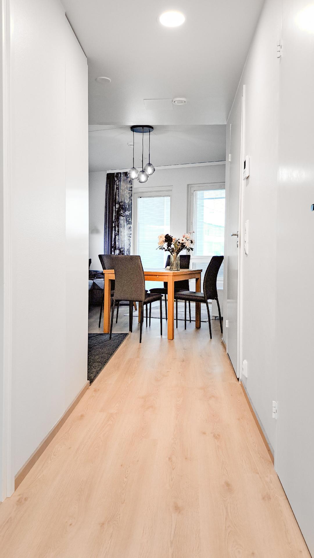 eteisestä olohuoneen suuntaan