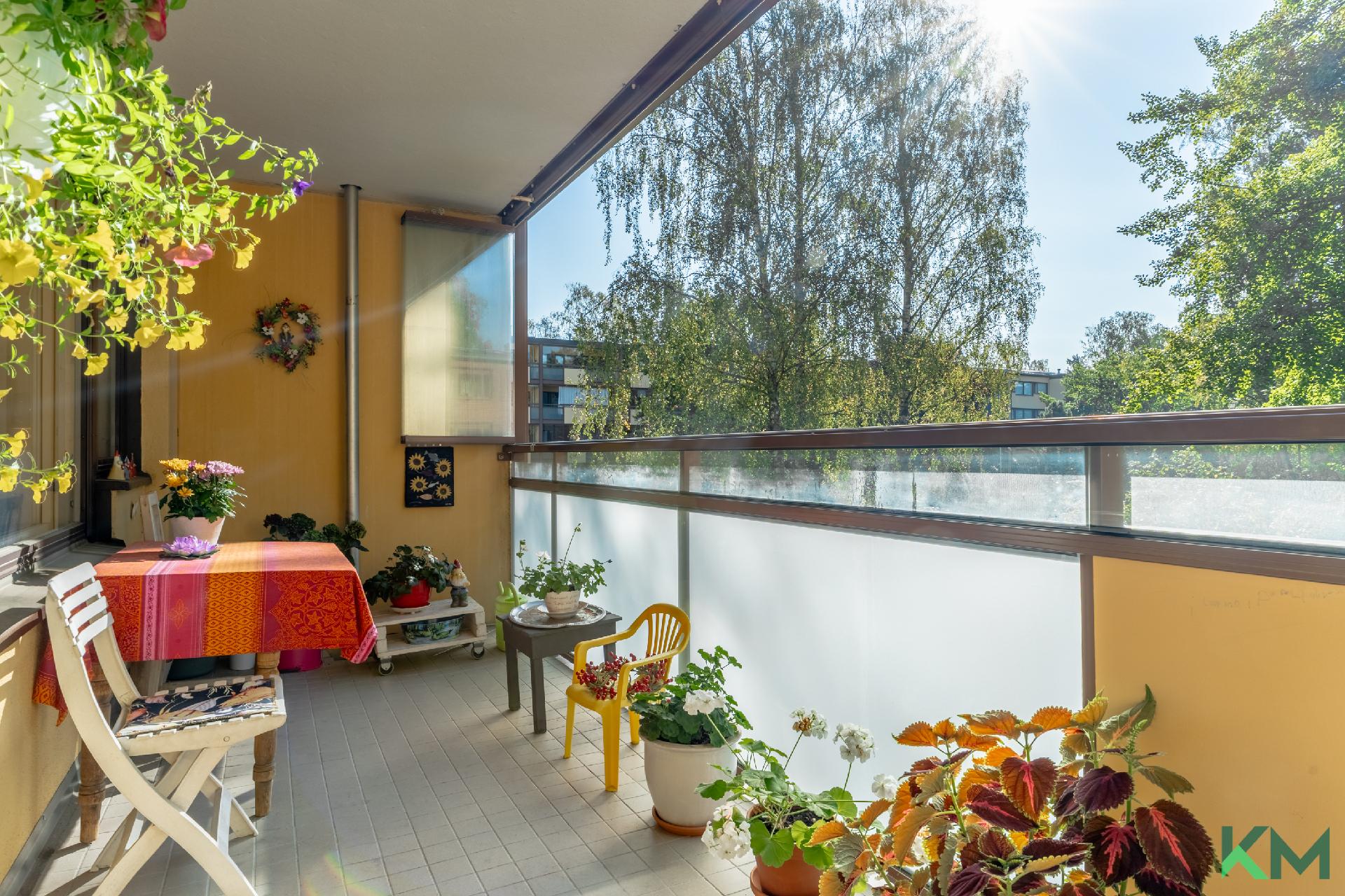 Iso yli 11m2 lasitettu parveke