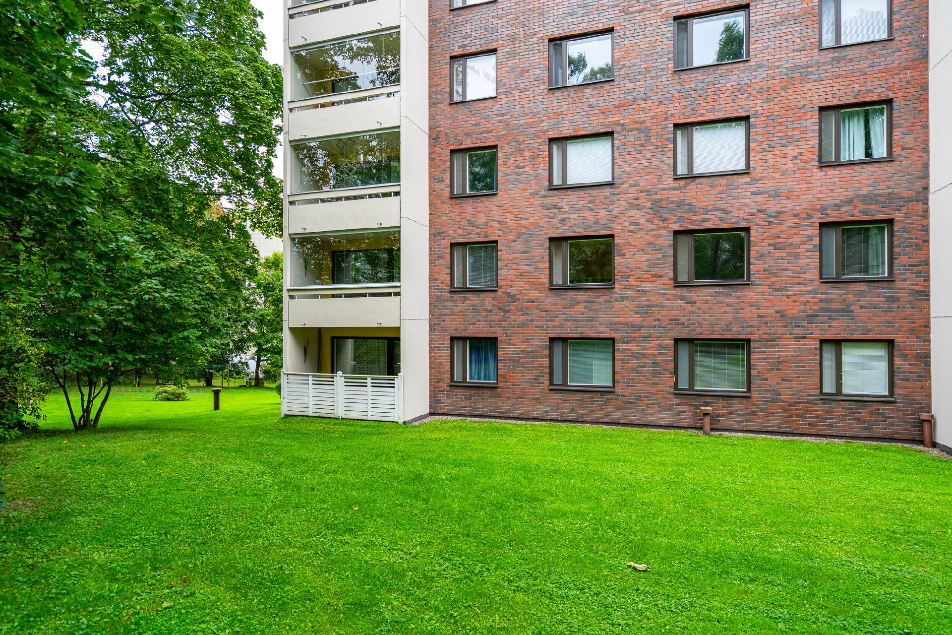 Taloyhtiön takapihaa