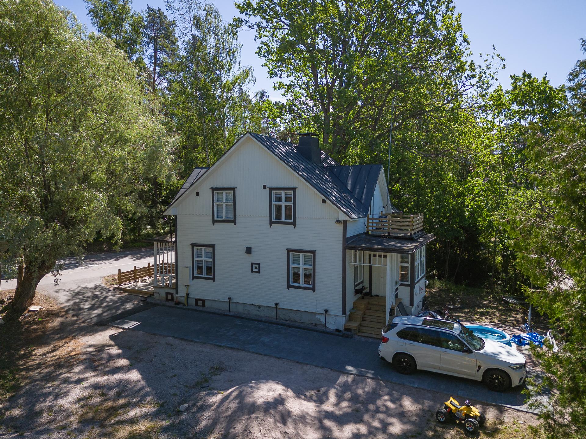 Lähes 1000 m2 tontti on puutarhanlaittajan unelma