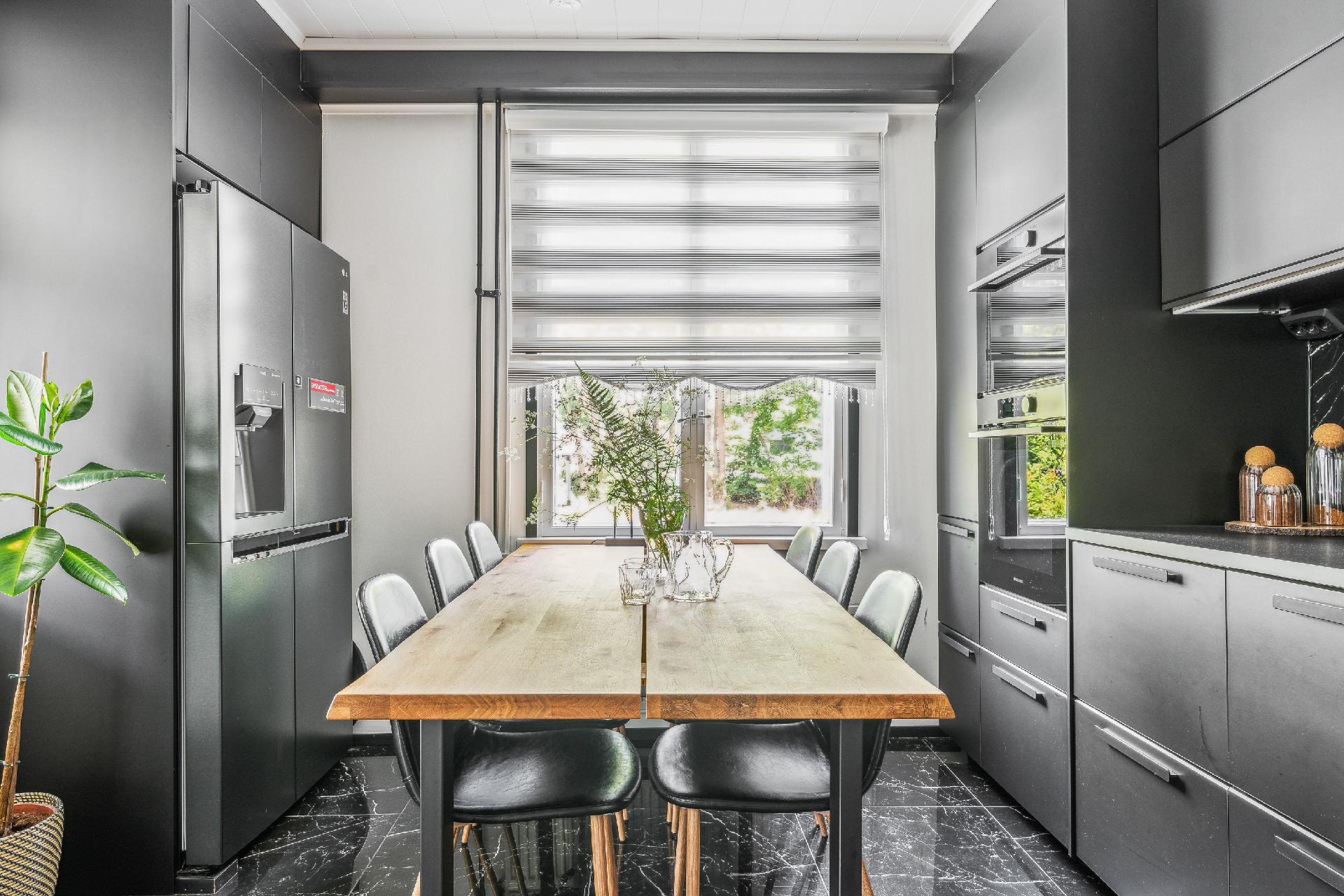 Keittiöön mahtuu hyvin pöytä