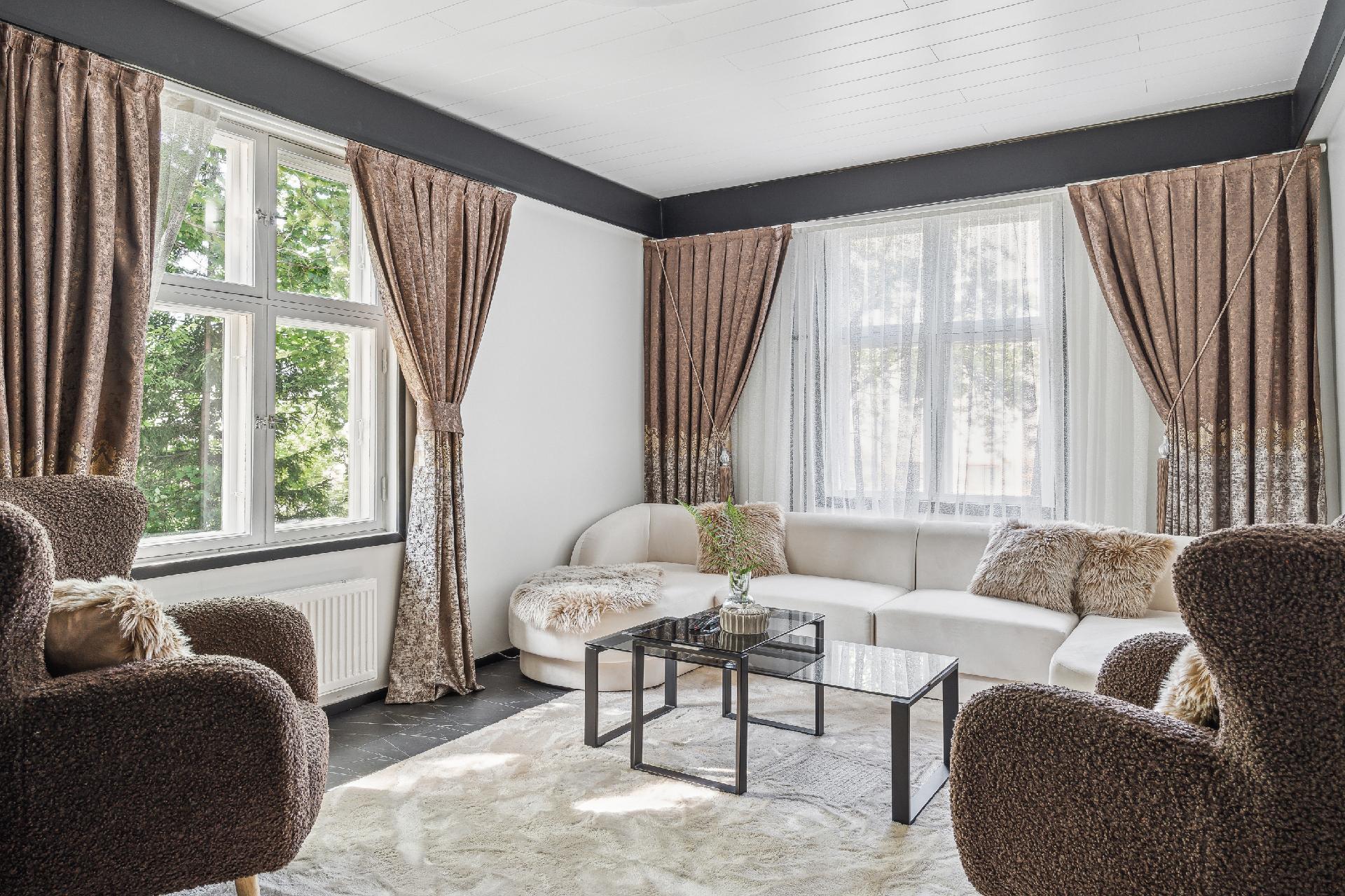 Alakerrassa on olohuone