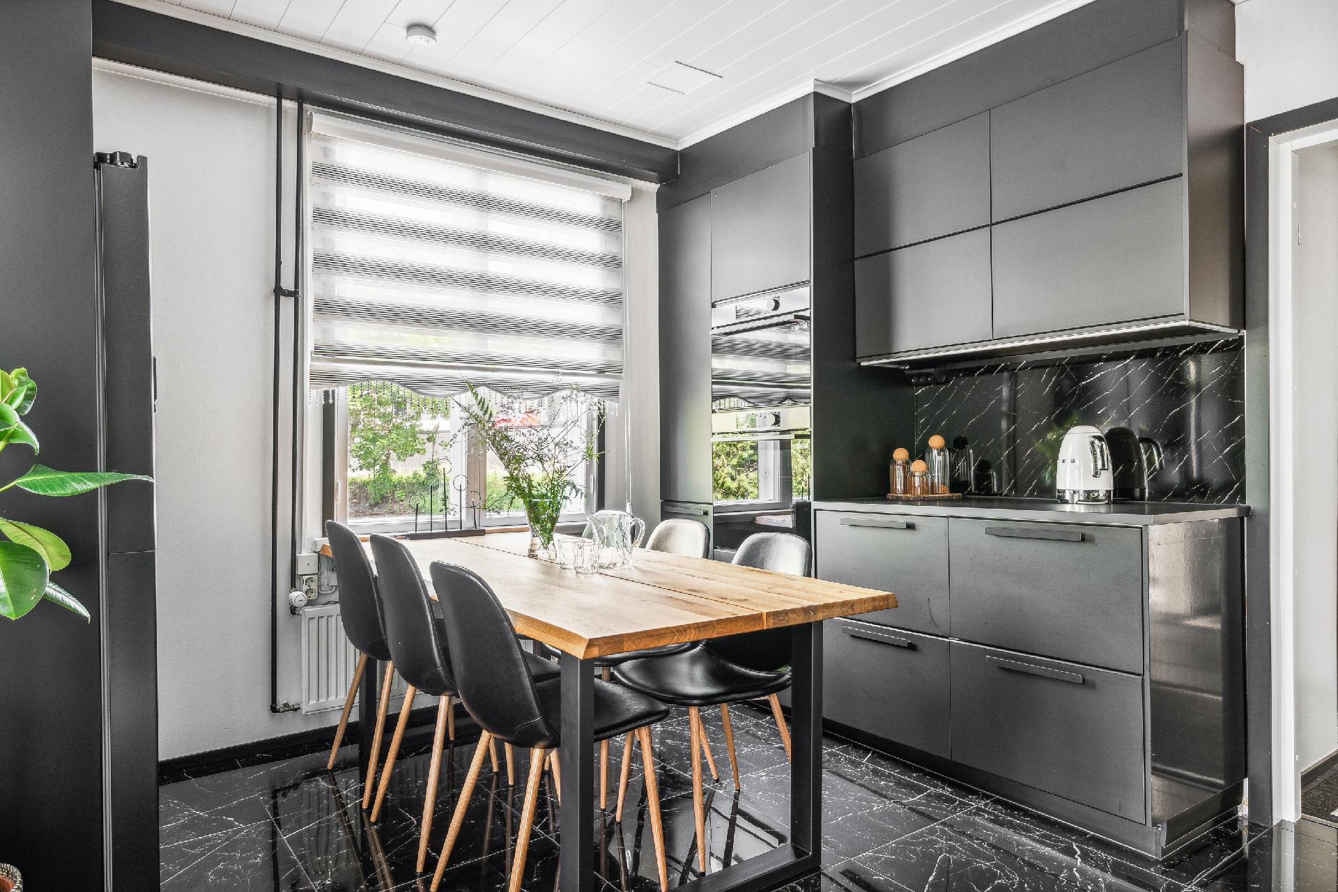 Tyylikäs keittiö, jossa on hyvin tasotilaa