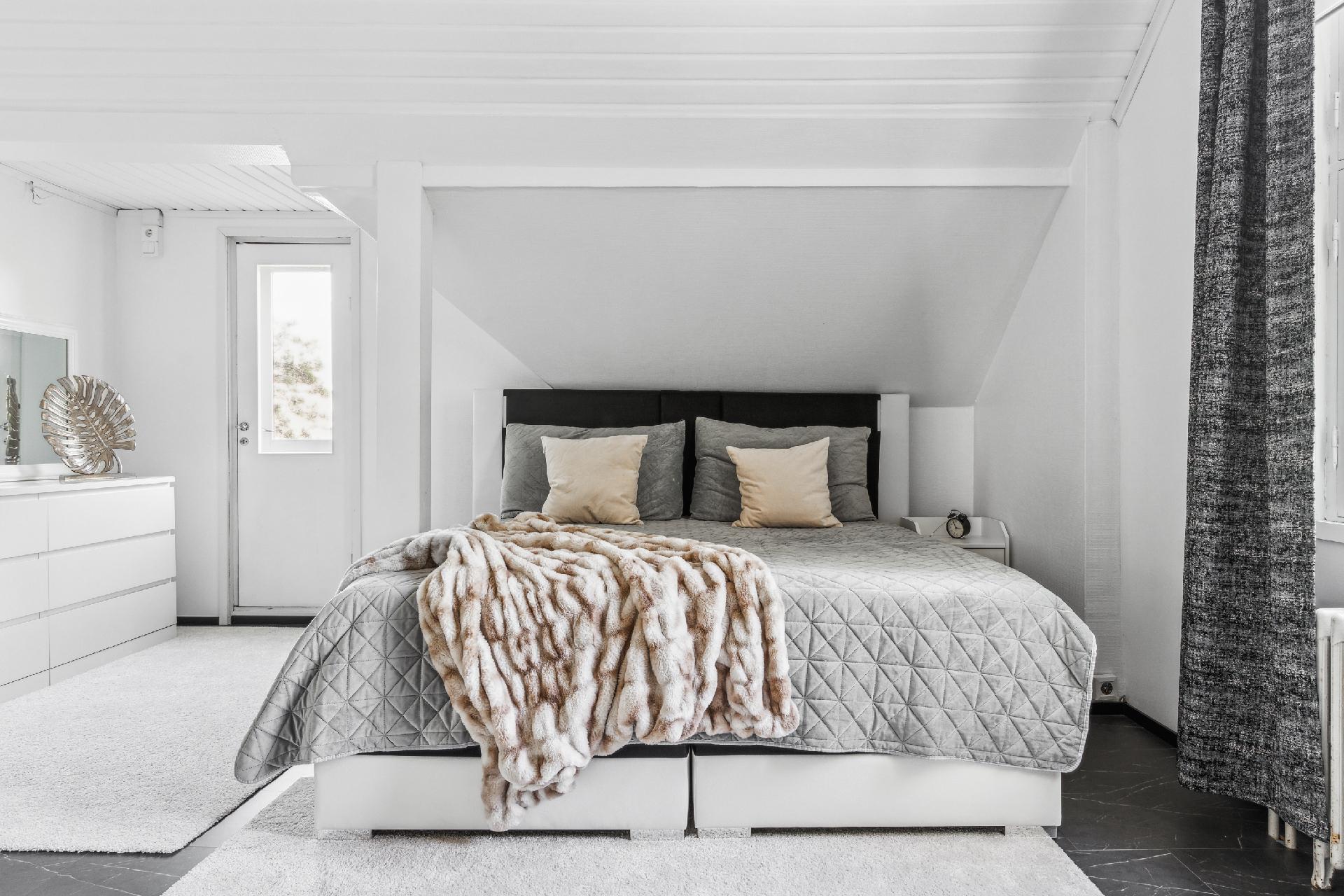 Yläkerrassa on neljä huonetta