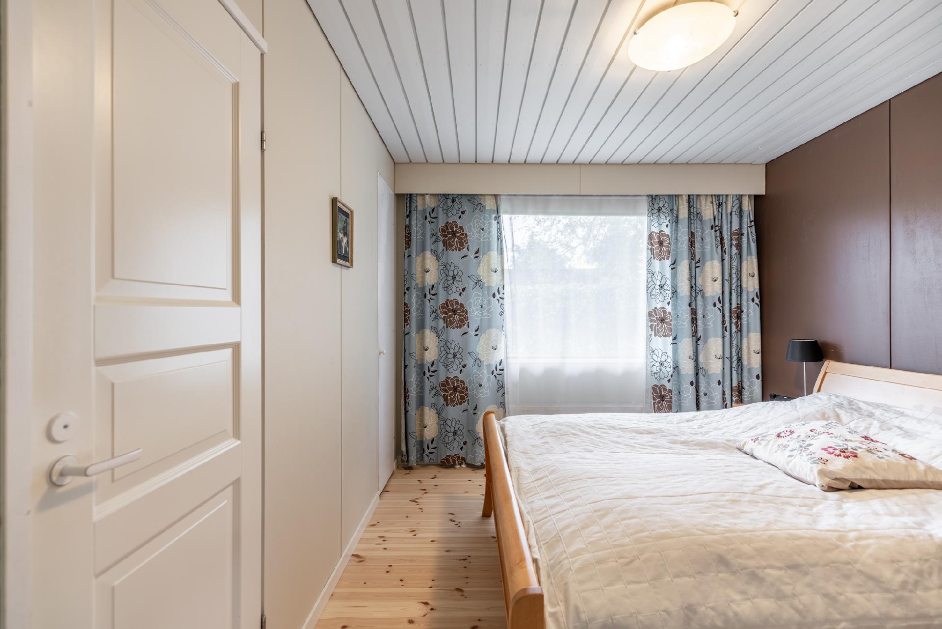 Makuuhuoneen yhteydessä tilava vaatehuone