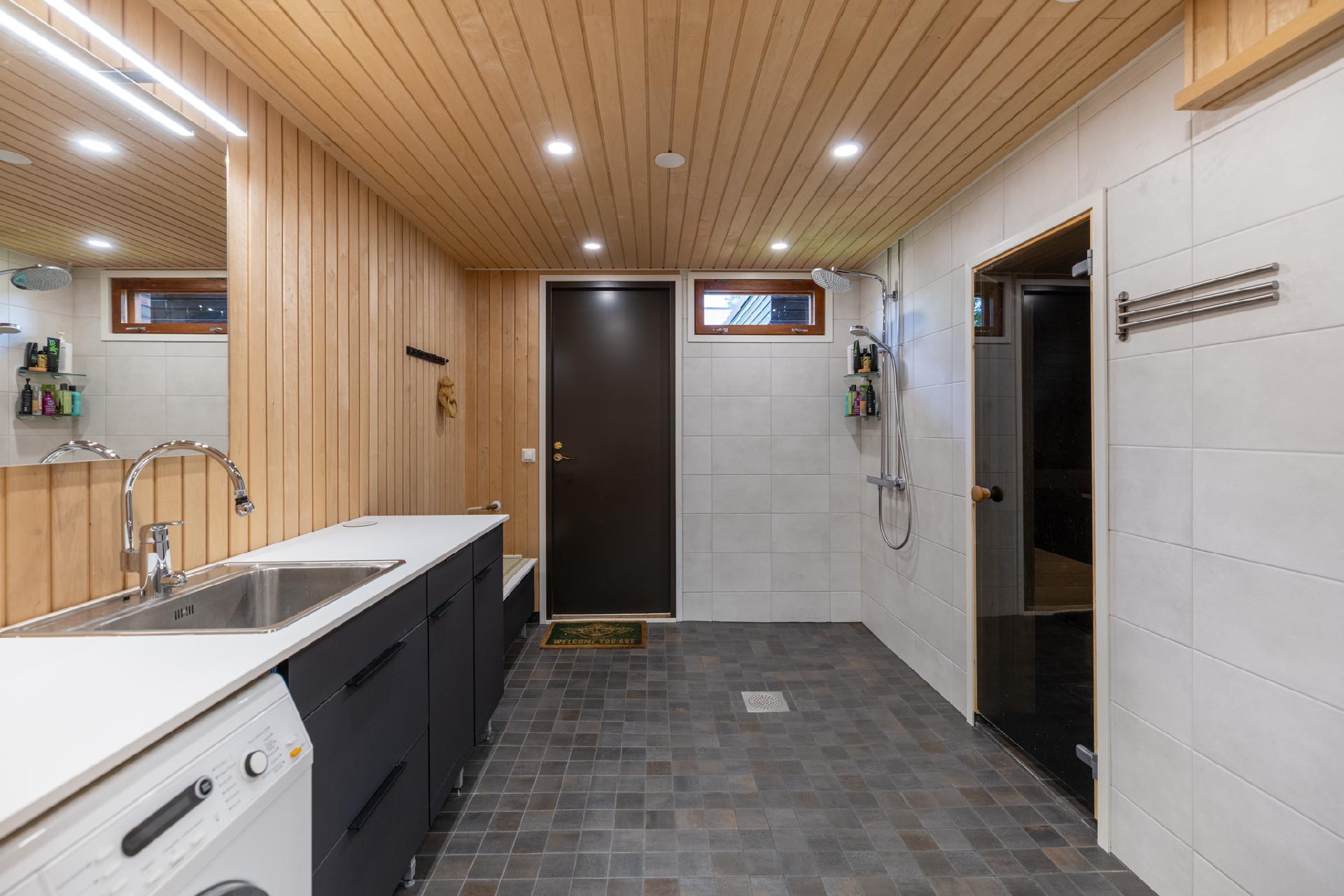 Remontoitu kylpyhuone