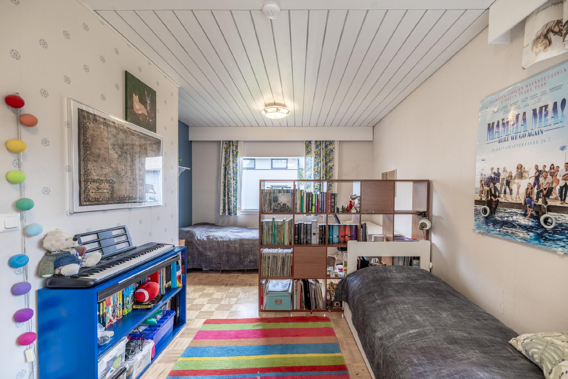 Makuuhuone 2 joka mahdollista jakaa kahdeksi erilliseksi huoneeksi