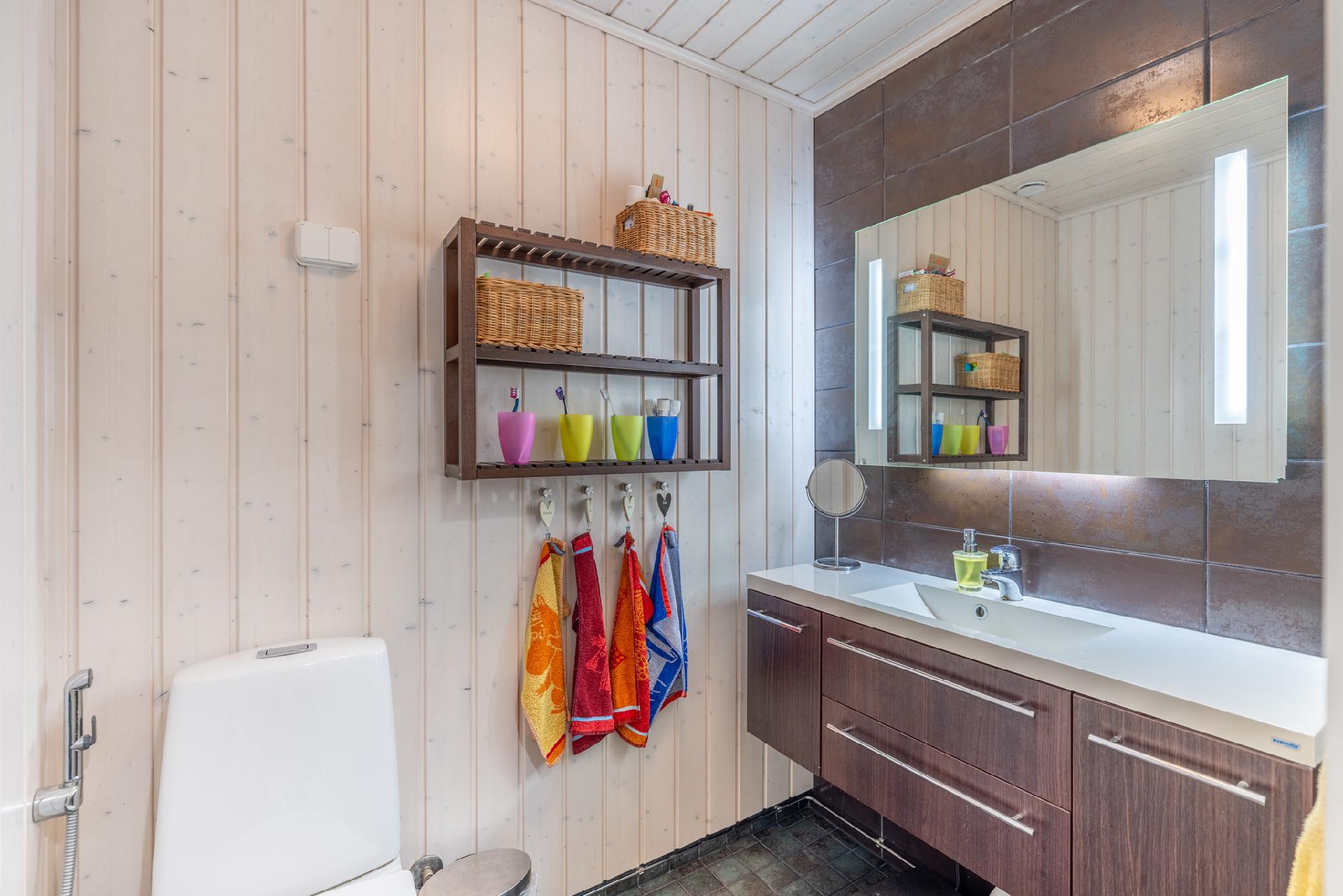 Erillinen wc eteisen yhteydessä