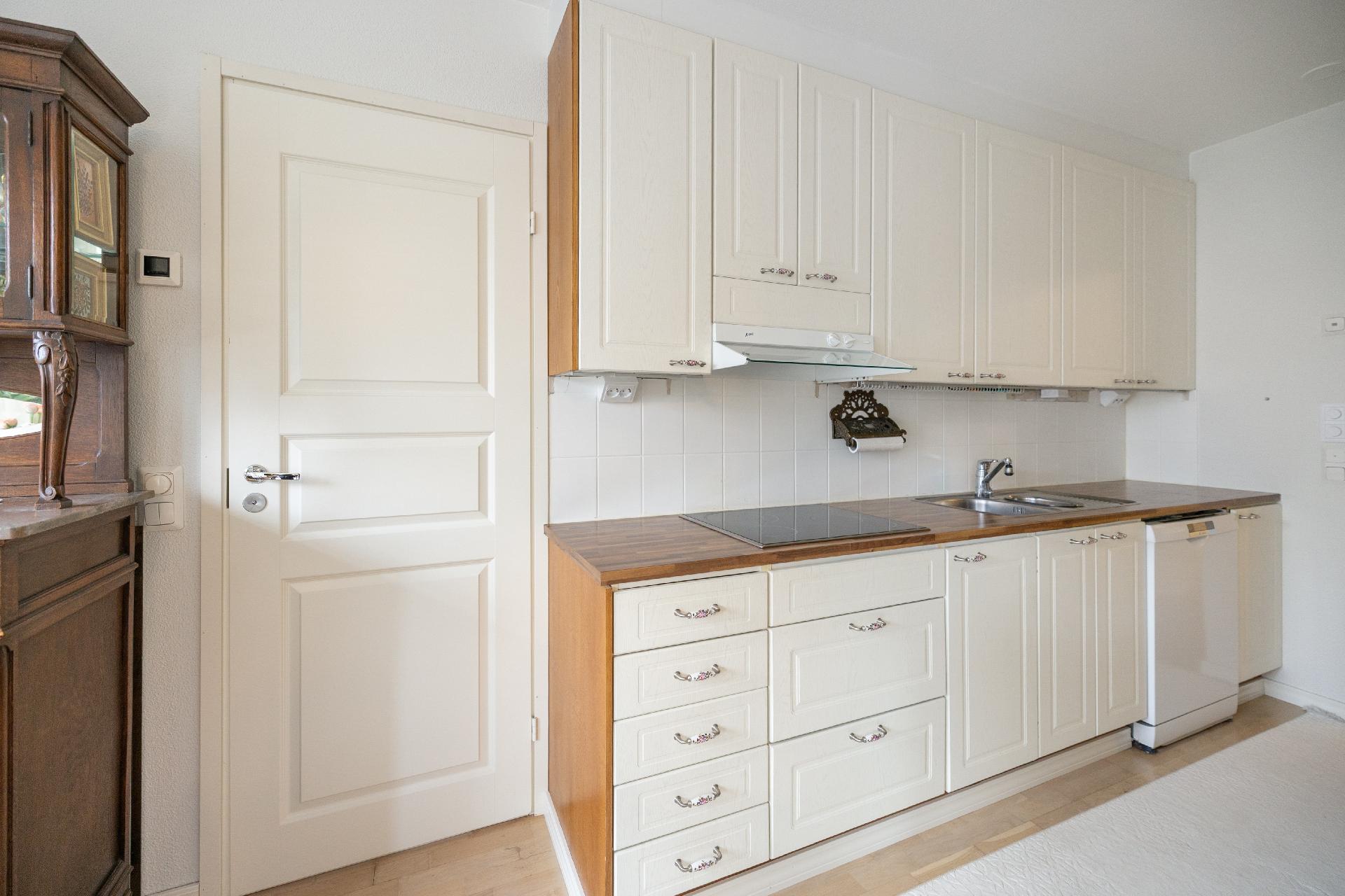 Ovi johtaa pesutiloihin ja saunaan