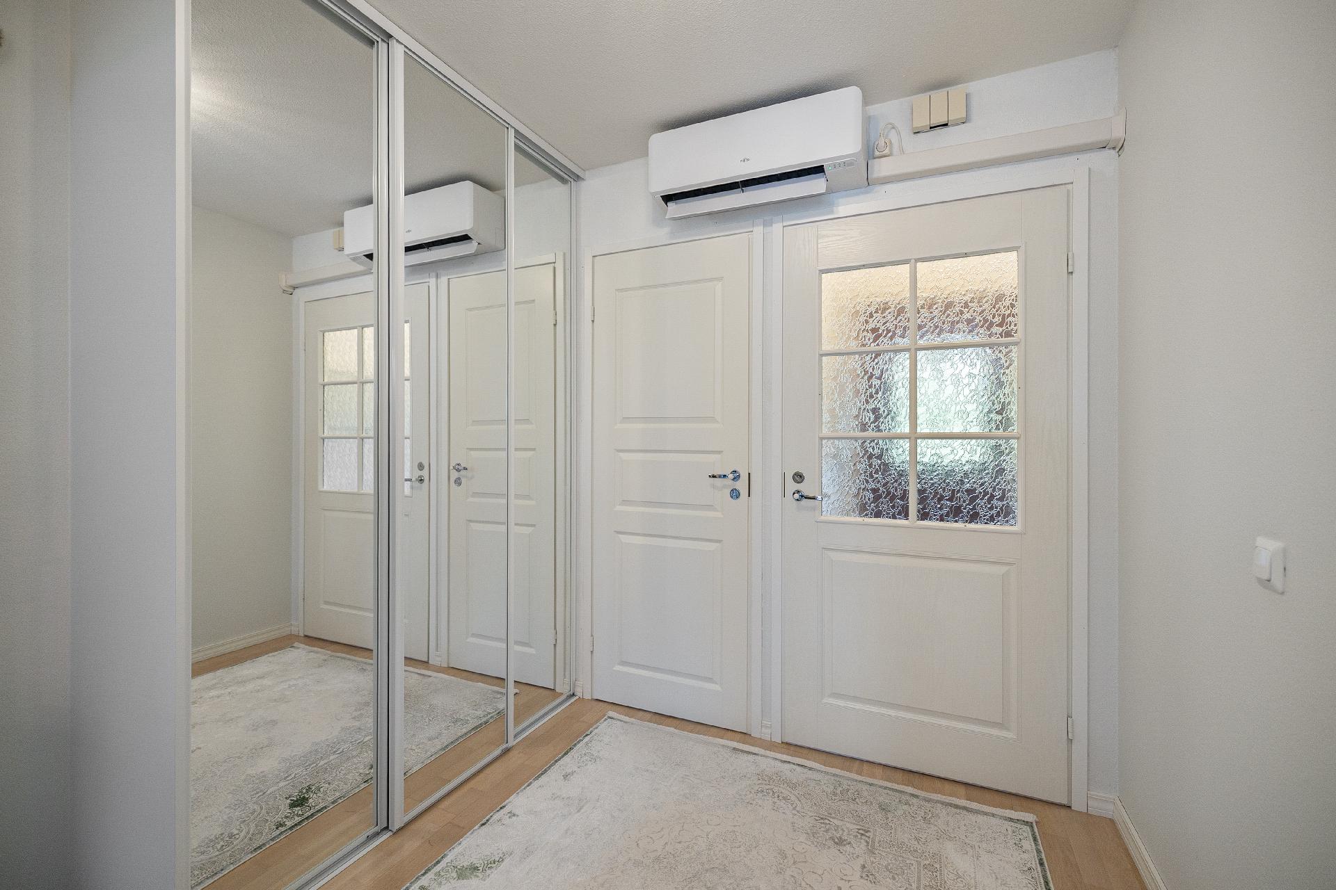 Ilmalämpöpumppu jakaa lämpöä ja viileyttä hyvällä sijainnilla