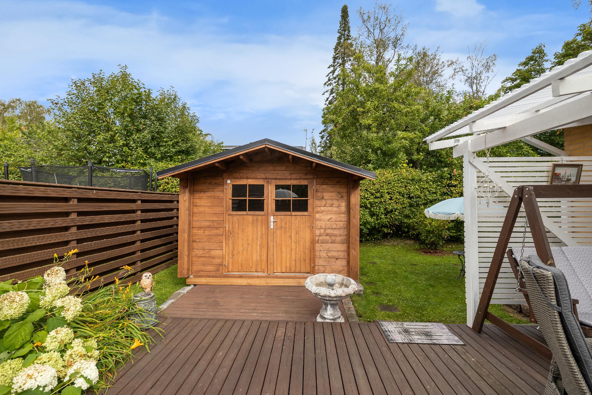 Ulkovarasto, johon mahtuu puoli omaisuutta