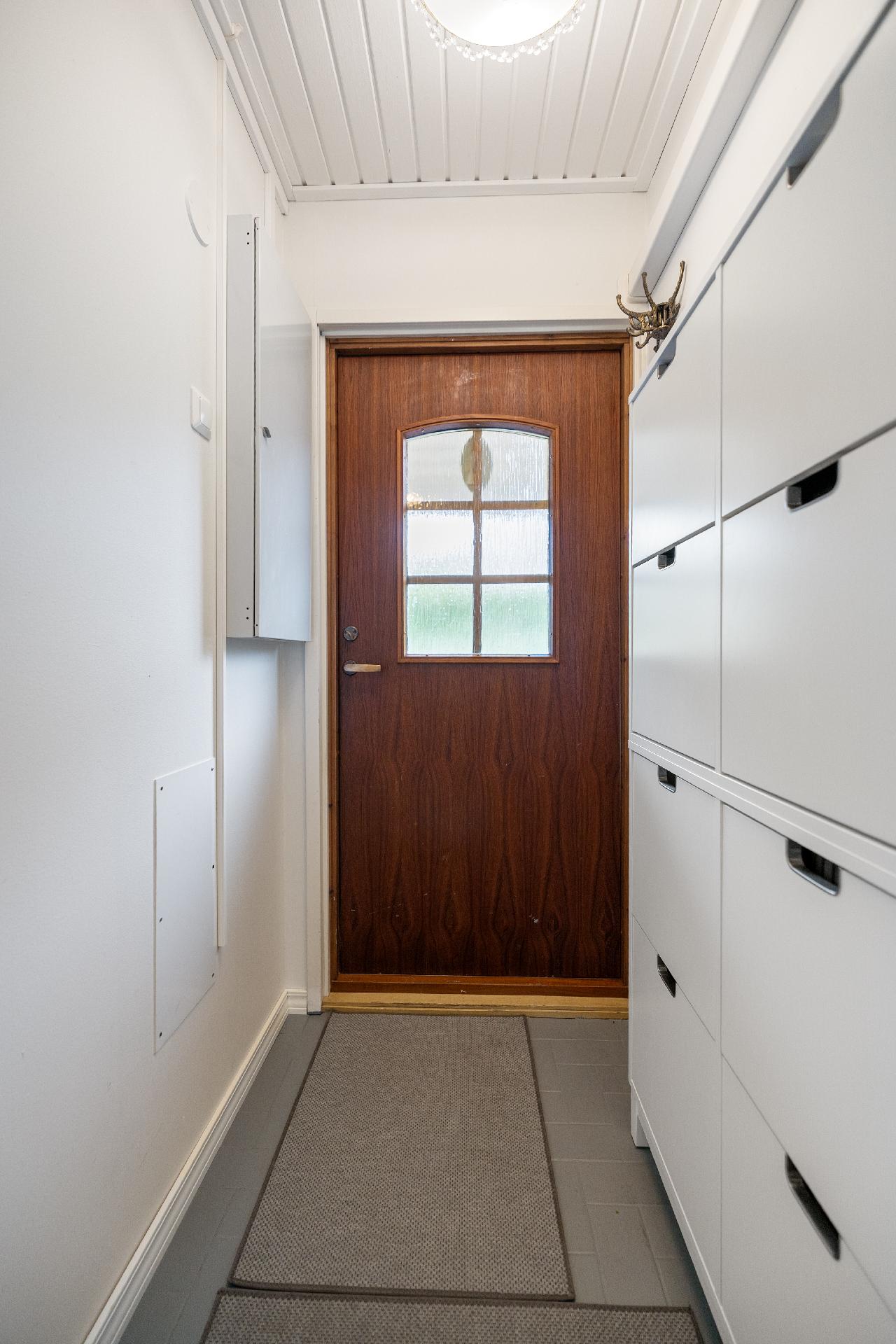 Eteisessä on laattalattia