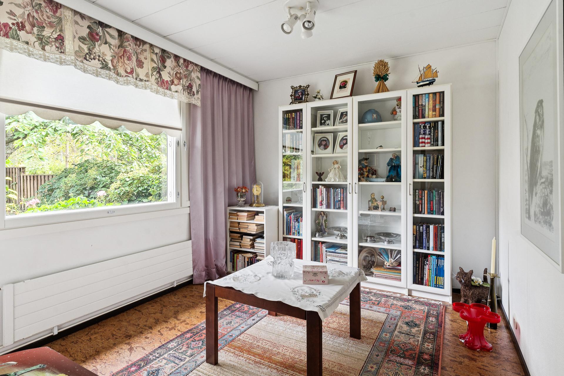 Yläkerran toinen makuuhuone