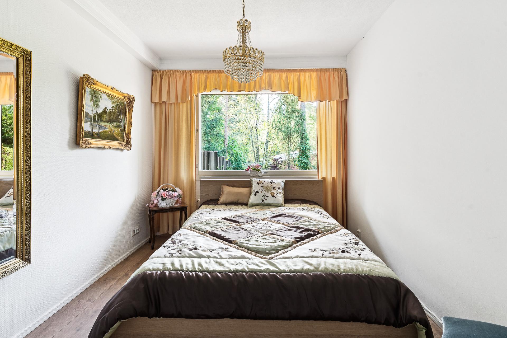 Alakerran toinen makuuhuone