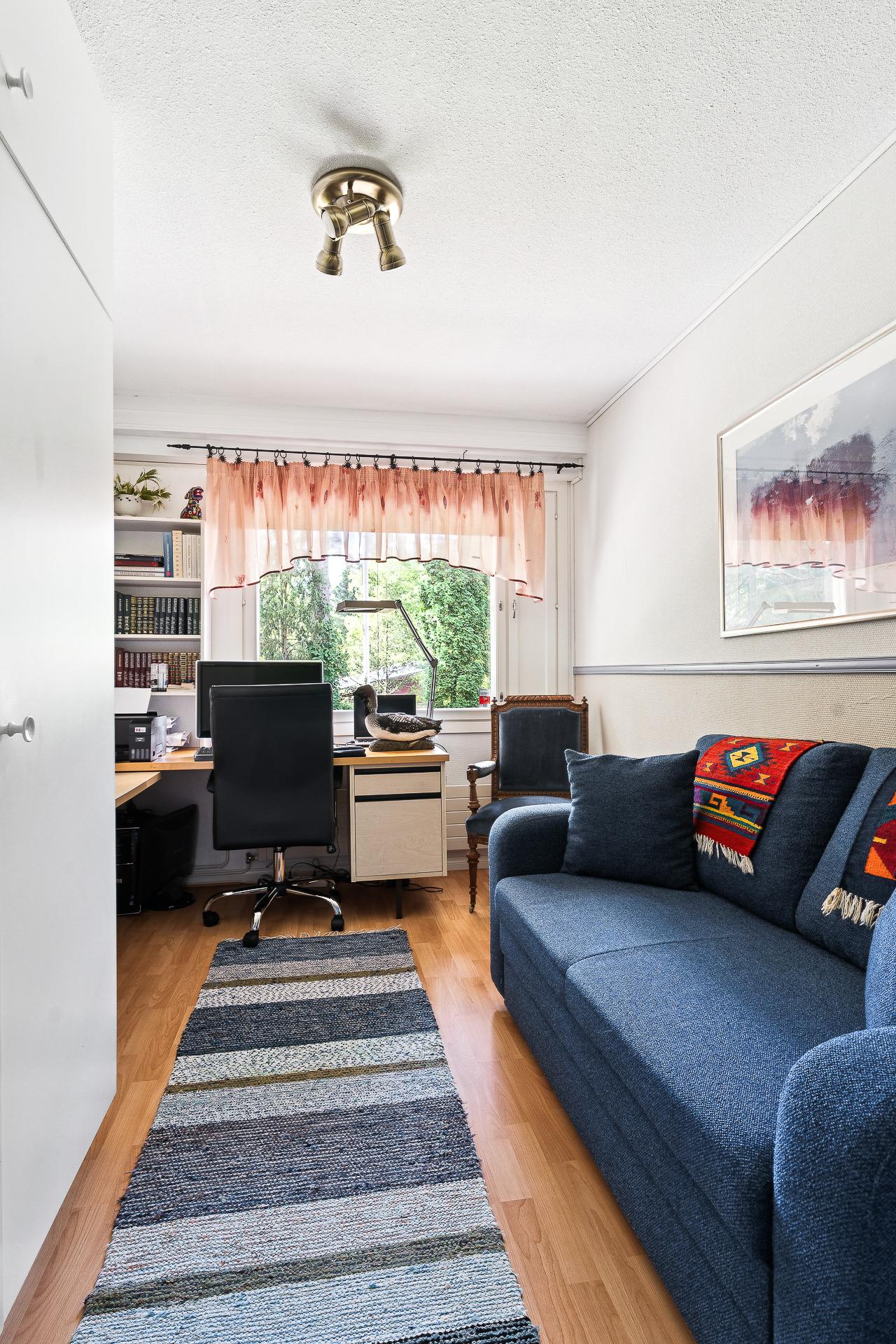 Alakerran makuuhuone