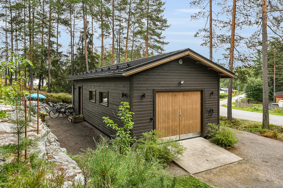 Autotalli + varasto (ilmalämpöpumppu)