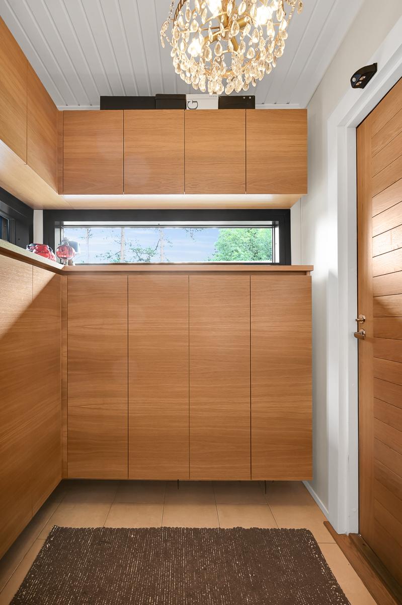 Ulkoeteinen, jossa paljon kengille kaappitilaa