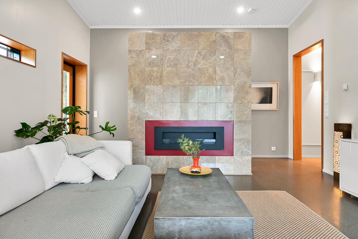 Kratki-biotakka, jonka takana mittatilaustyönä kirjahylly