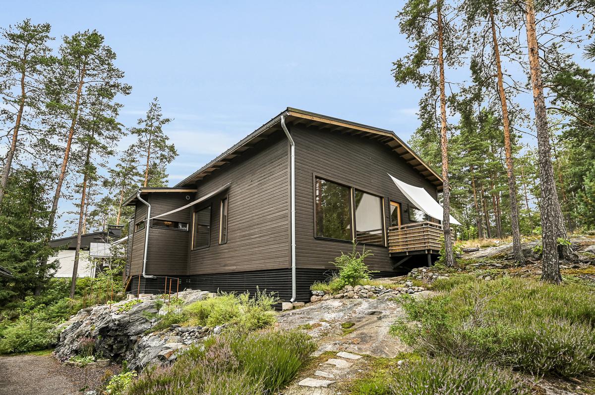 kalliolle perustettu talo