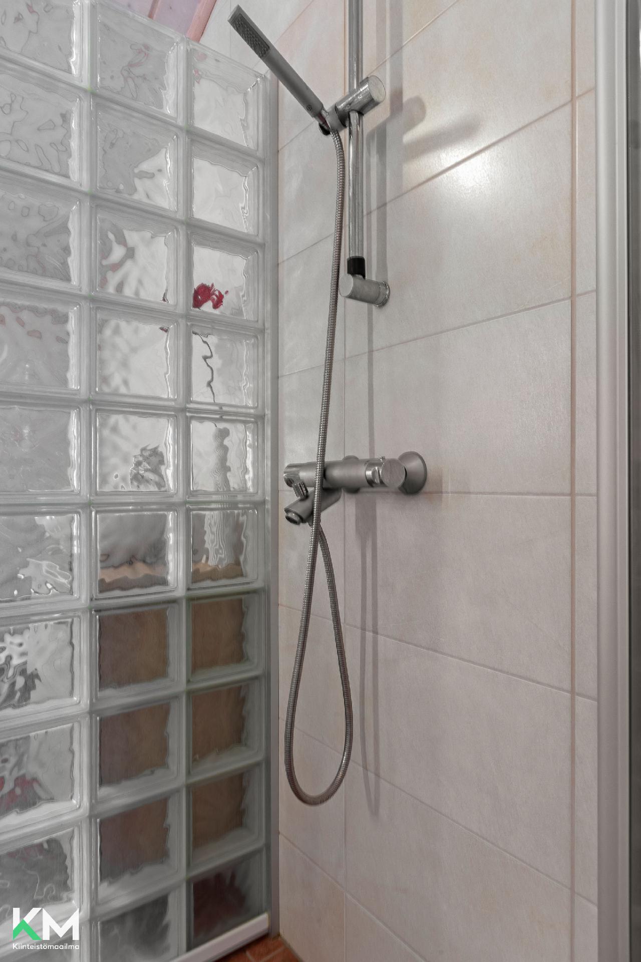 Yläkerran kylpyhuone