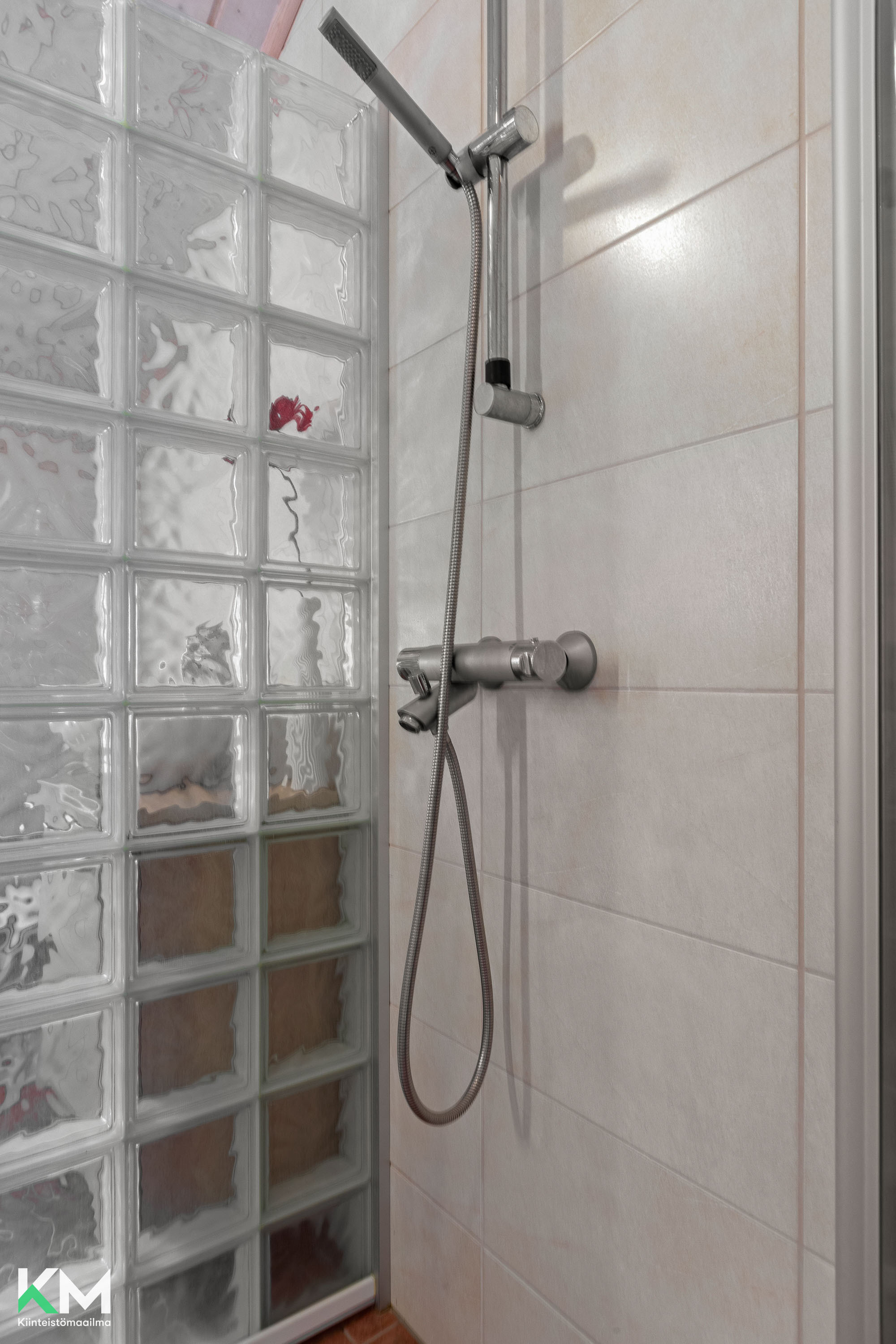 Yläkerran kylpyhuone