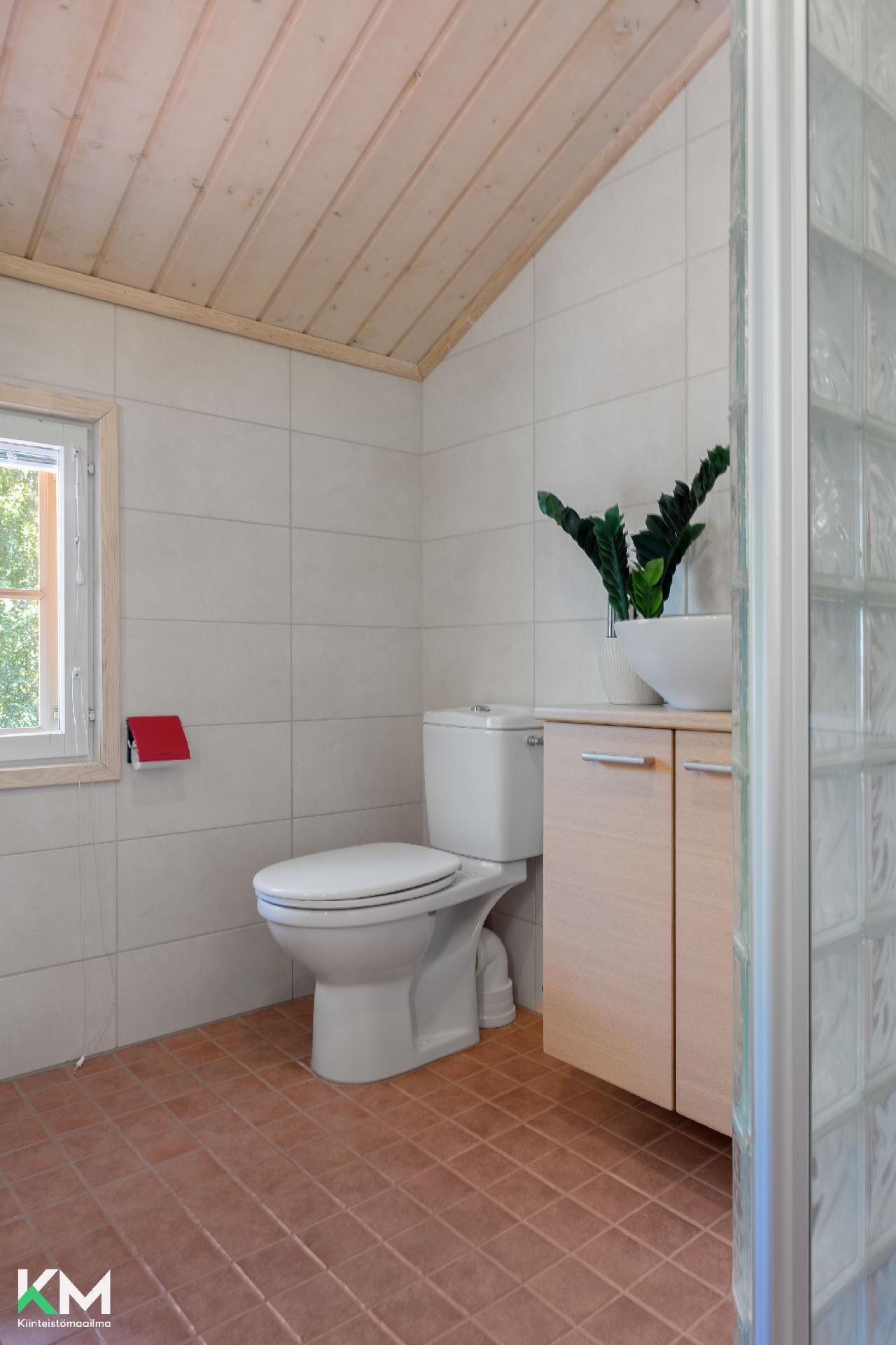 Yläkerran kylpyhuone