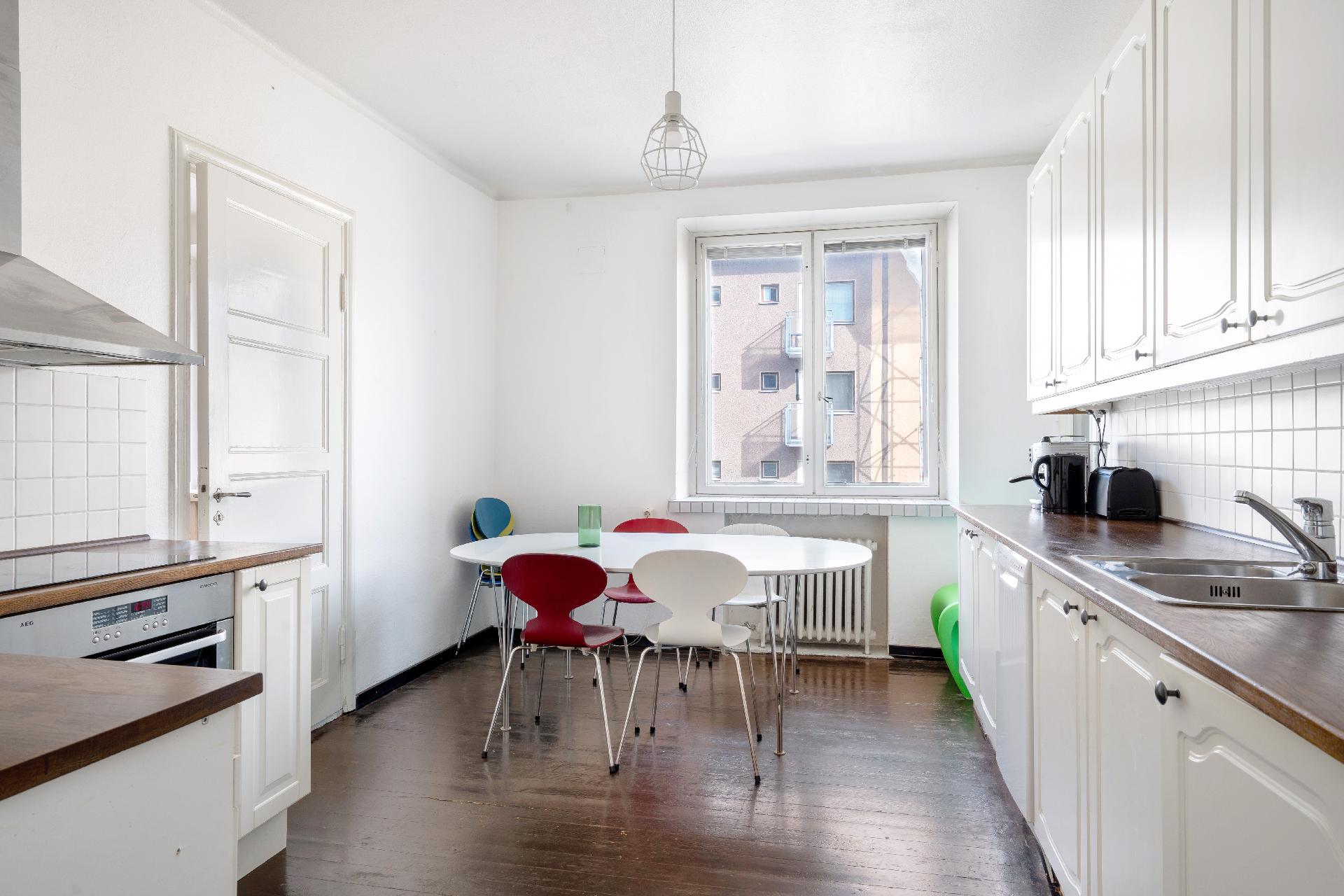 Keittiössä runsaasti laskutilaa