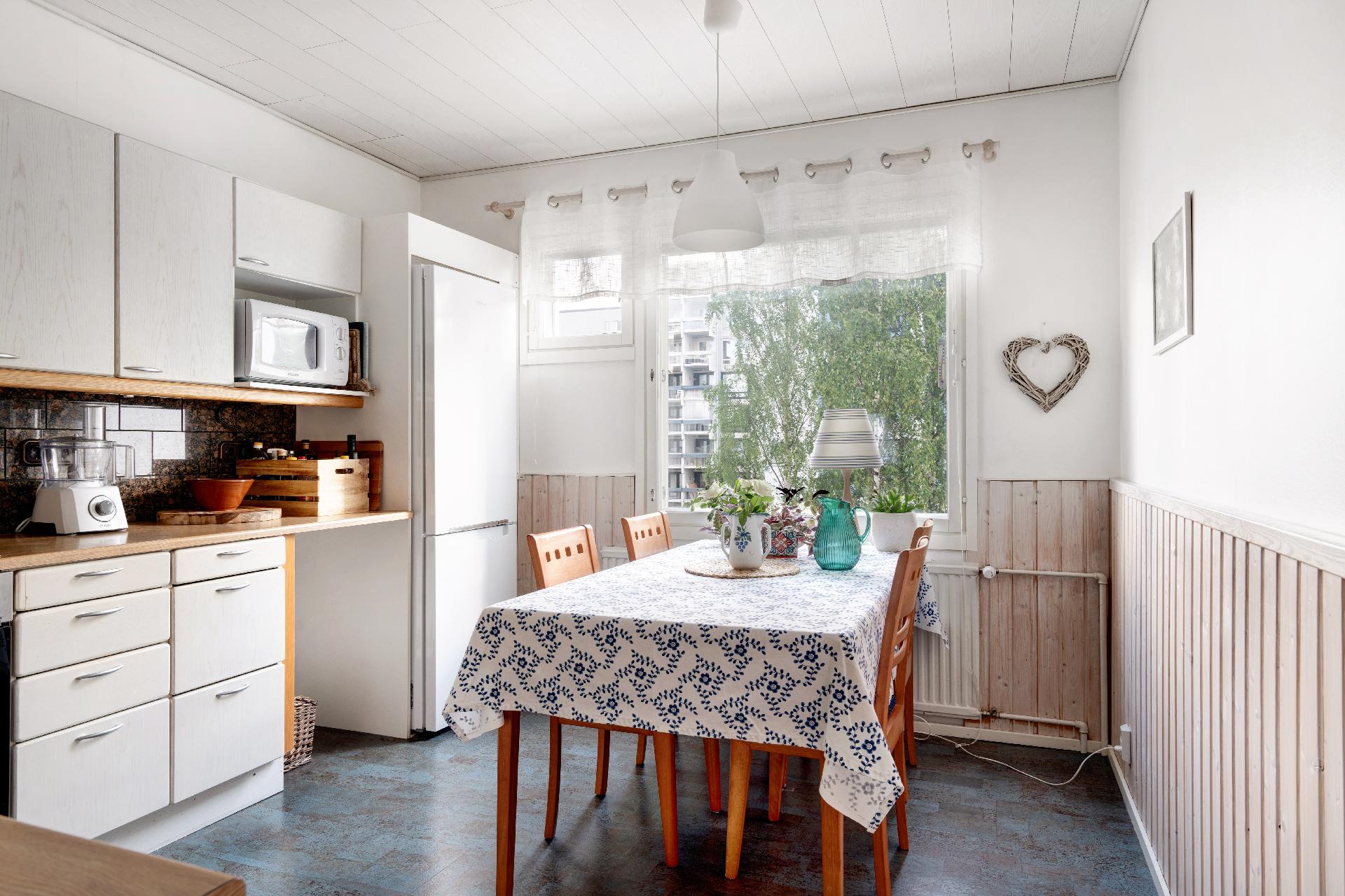 Keittiöön mahtuu ruokapöytä