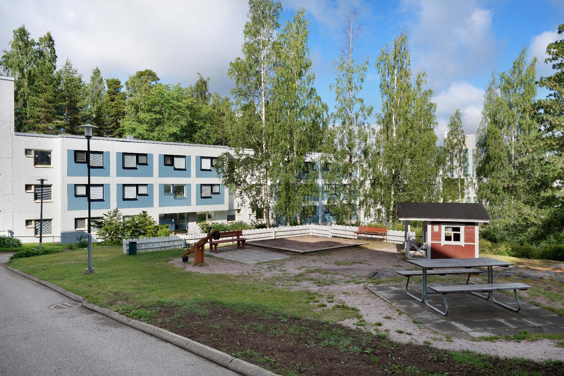 Yhtiön viihtyisä lasten leikkipaikka