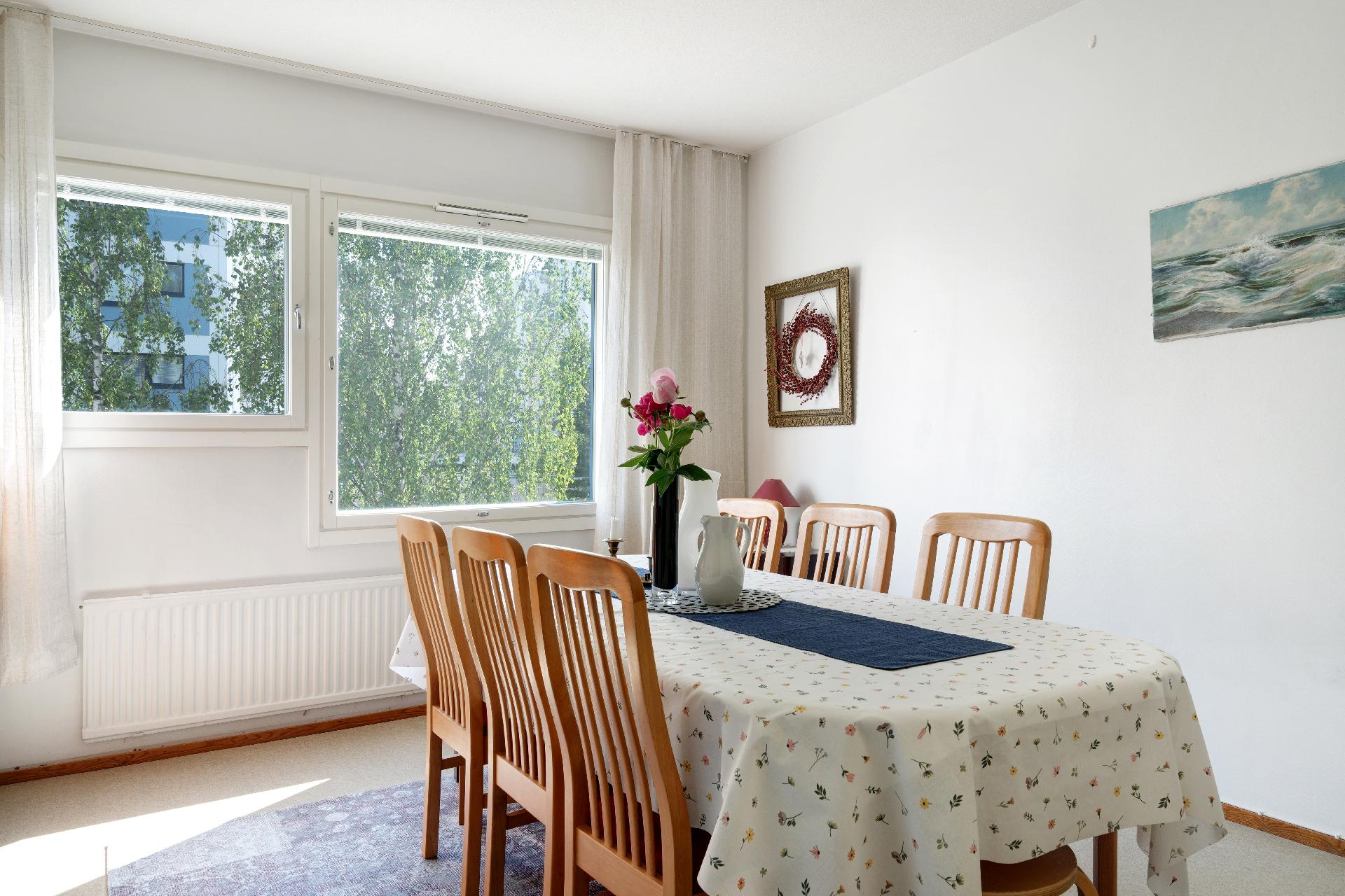 Yksi makuuhuoneista toimii ruokasalina