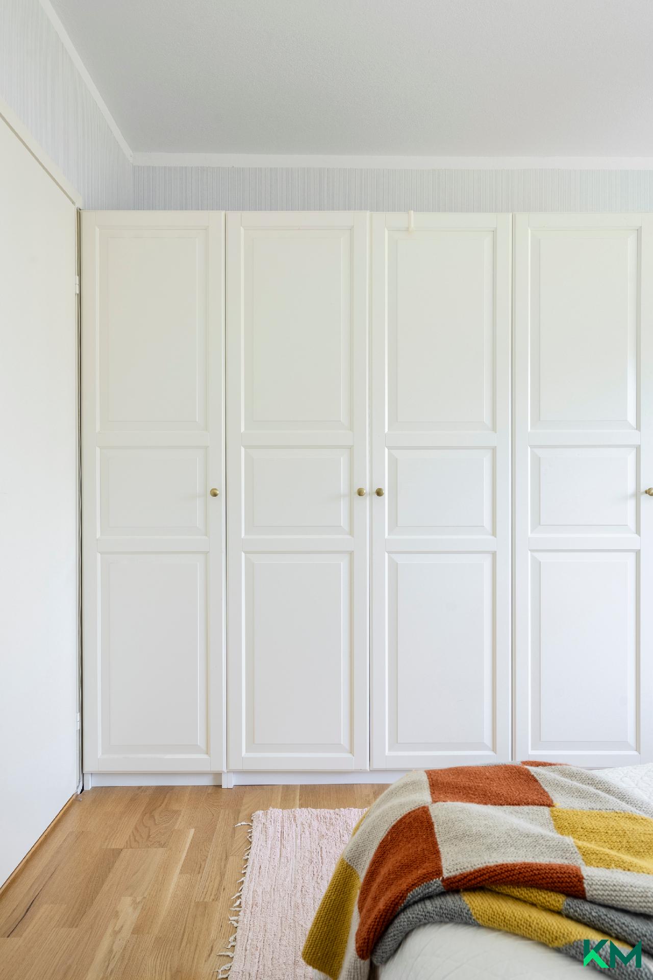 Makuuhuoneessa on runsaat kaapistot - Det finns gott om skåputrymme i sovrummet. 