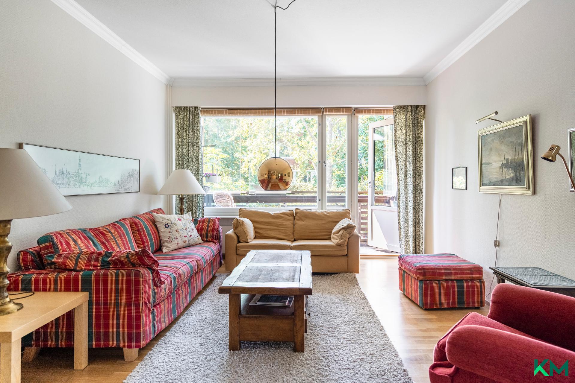 Olohuone, josta käynti länsiparvekkeelle - Vardagsrum med utgång till västerbalkong. 