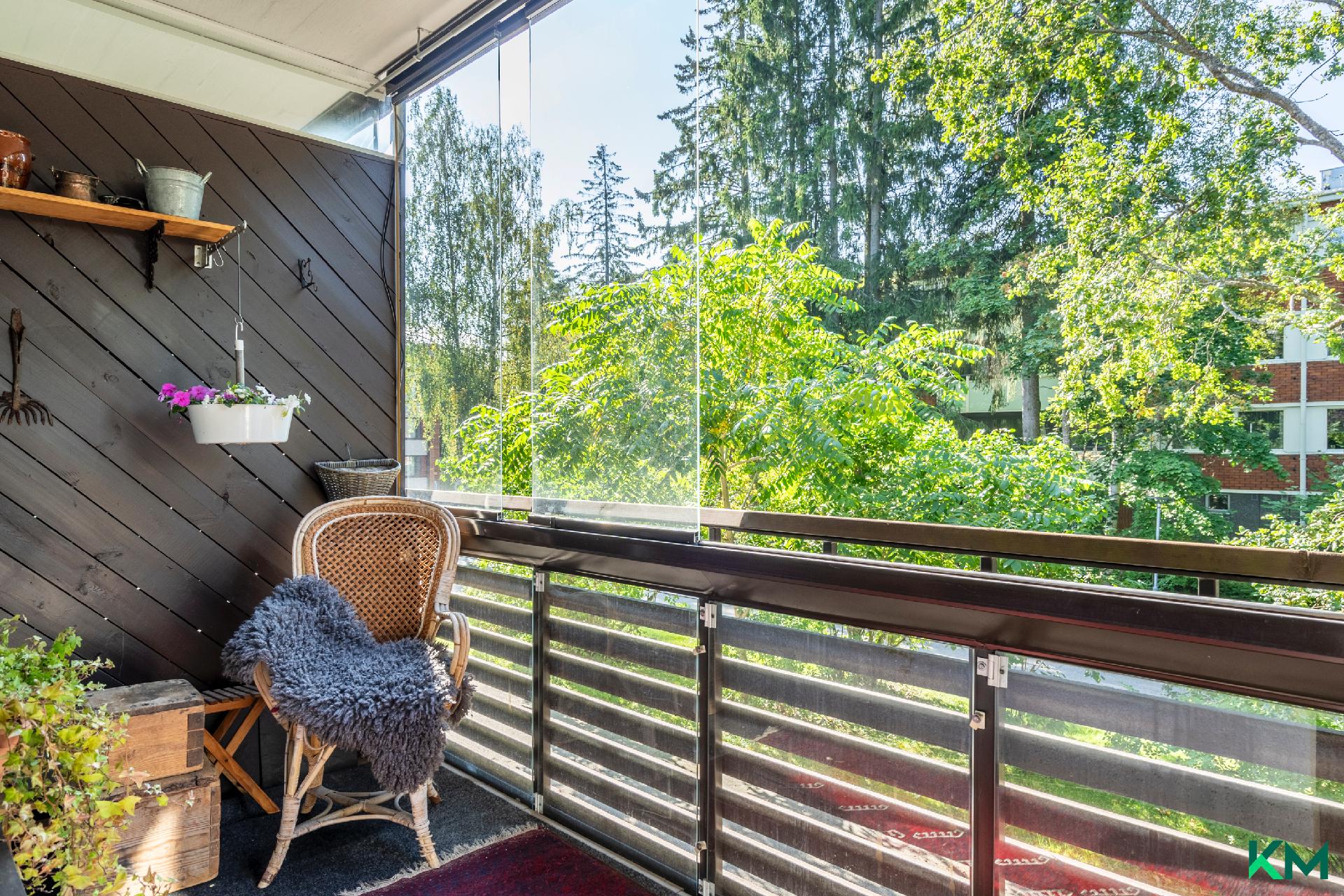 Parveke on lasitettu - Balkongen är inglasad. 