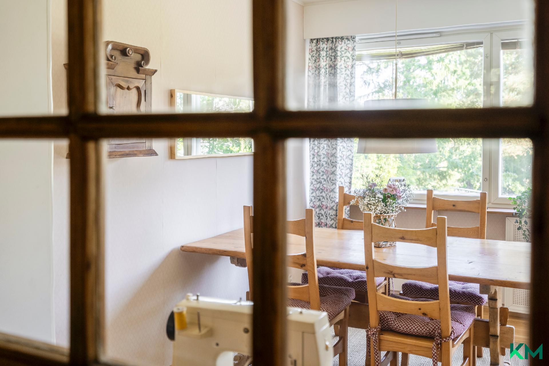 Eteisestä on ikkunanäkymä keittiöön - Det finns ett förtjustande fönster mellan tamburen och köket.