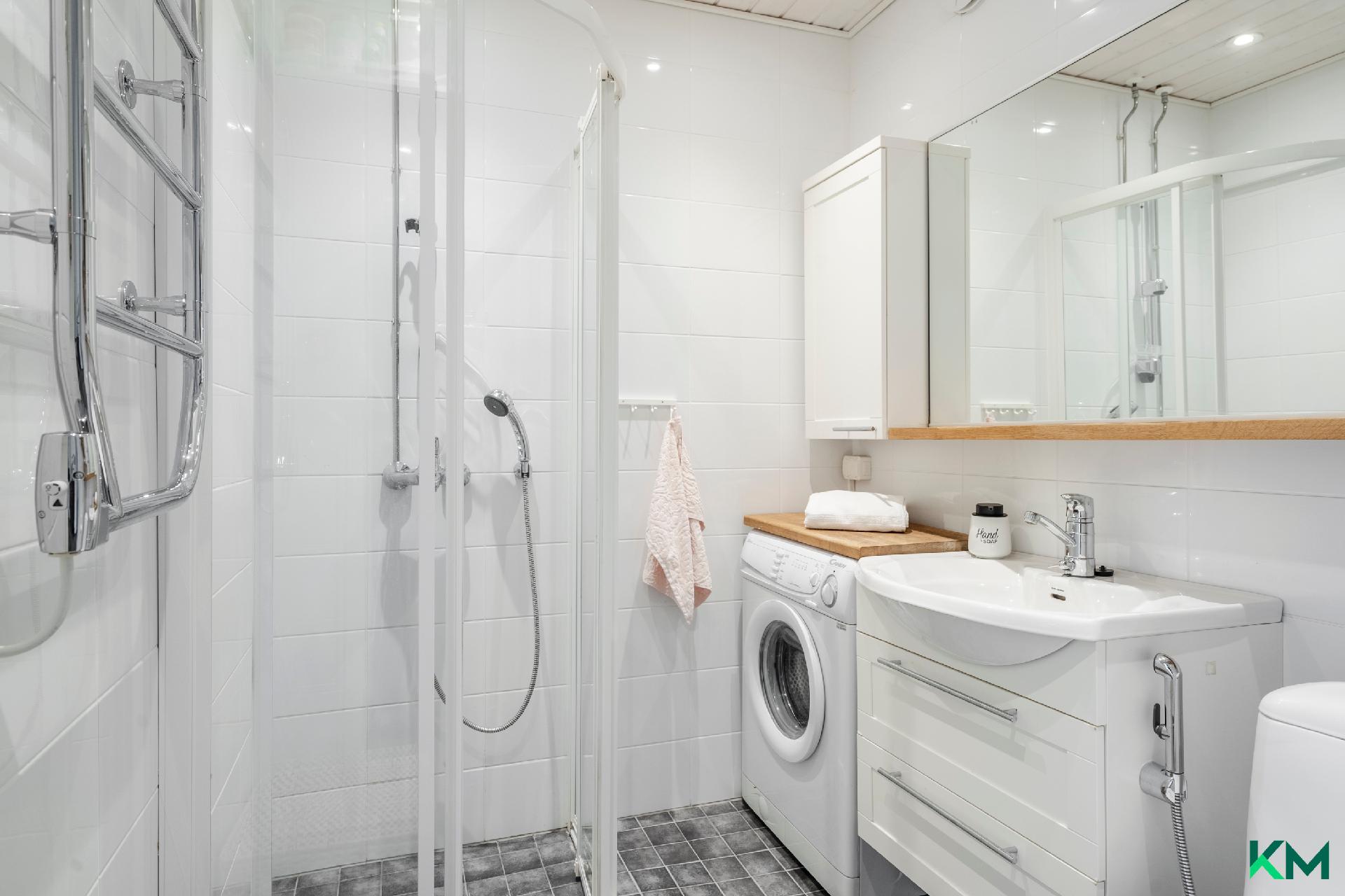 Kylpyhuone on uusittu 2014 - Badrummet är förnyat 2014. 