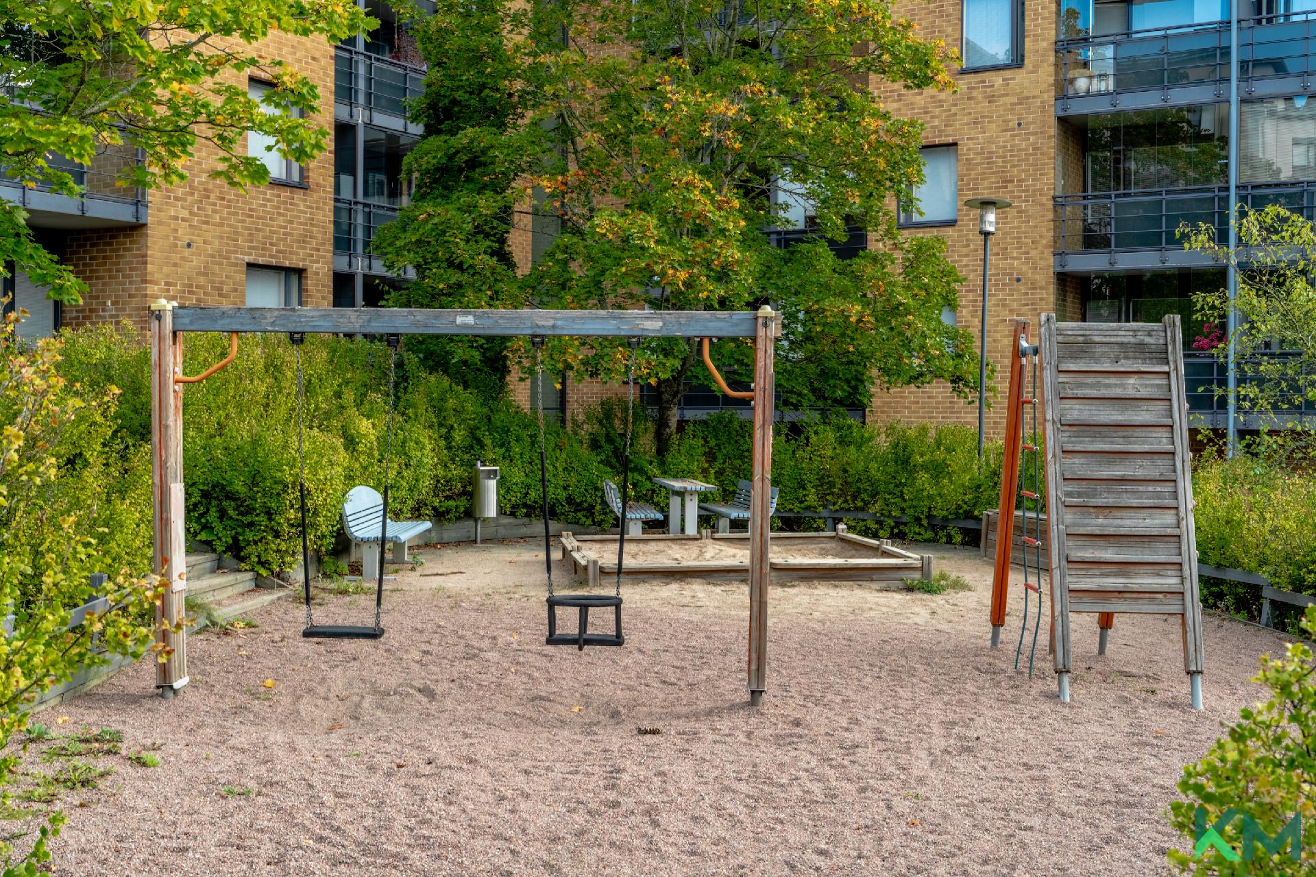 Suokainen leikkipaikka sisäpihallla lapsille