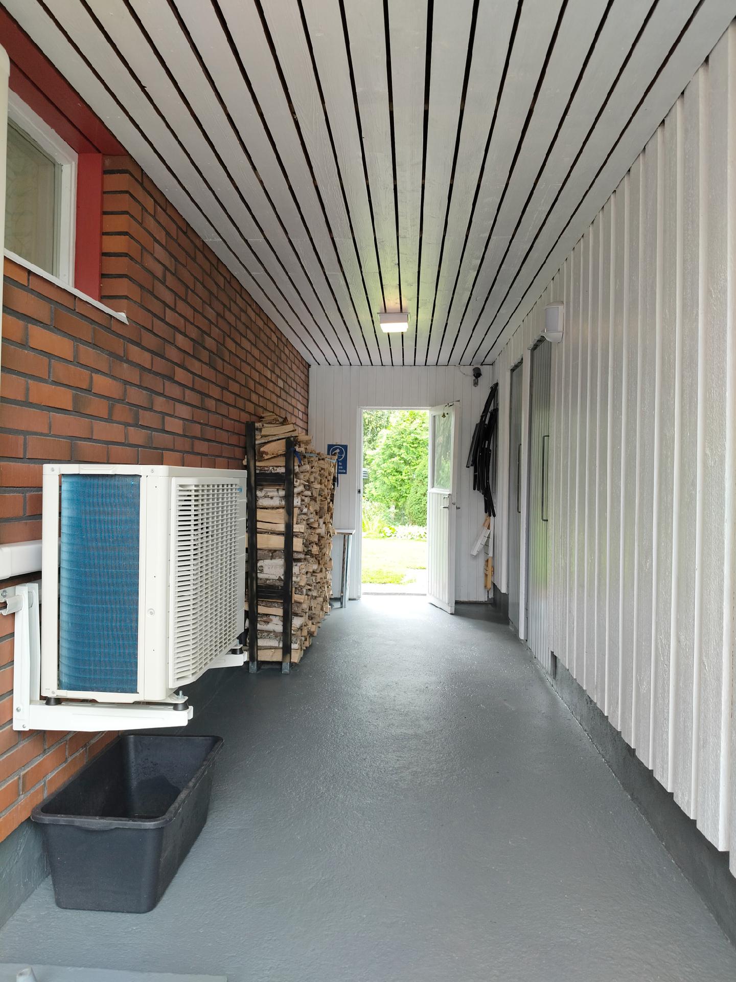 Asuinrakennuksen ja talousrakennuksen välissä oleva käytävä tarjoaa hyvää suojaa