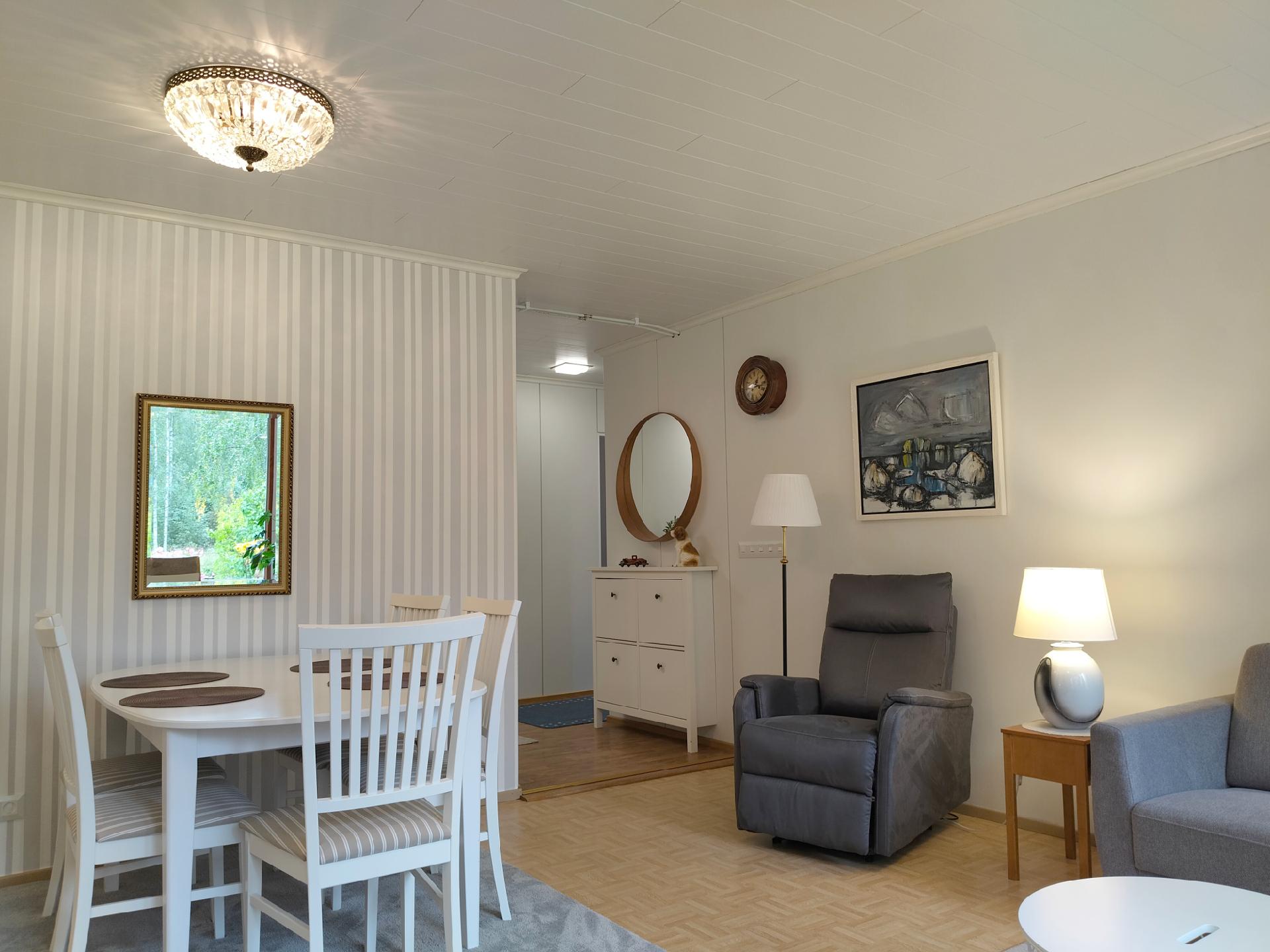 Näkymä olohuoneesta aulaan