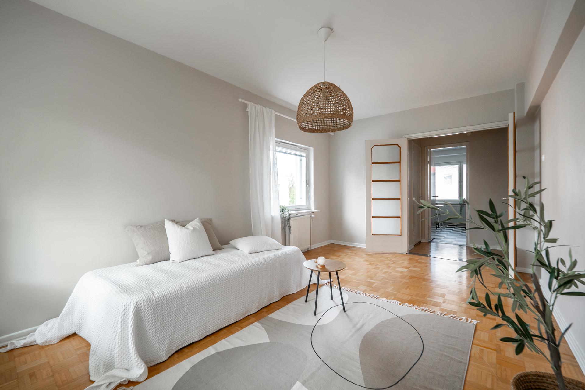 Olohuoneeseen tulee valoa kahdelta suuntaa