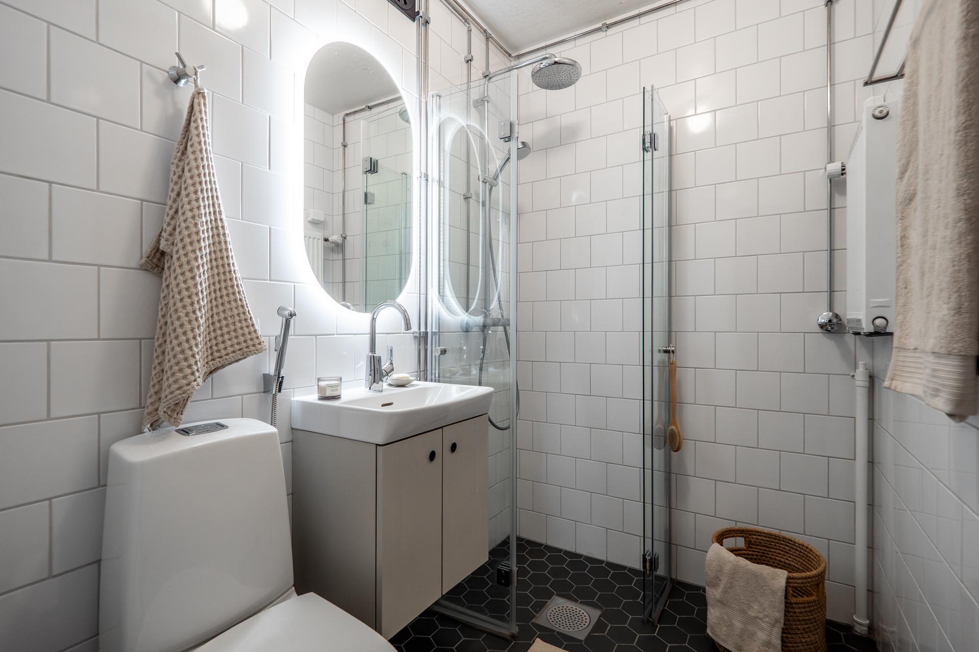 Myös kylpyhuone uudistettu ajan henkeen sopivaksi