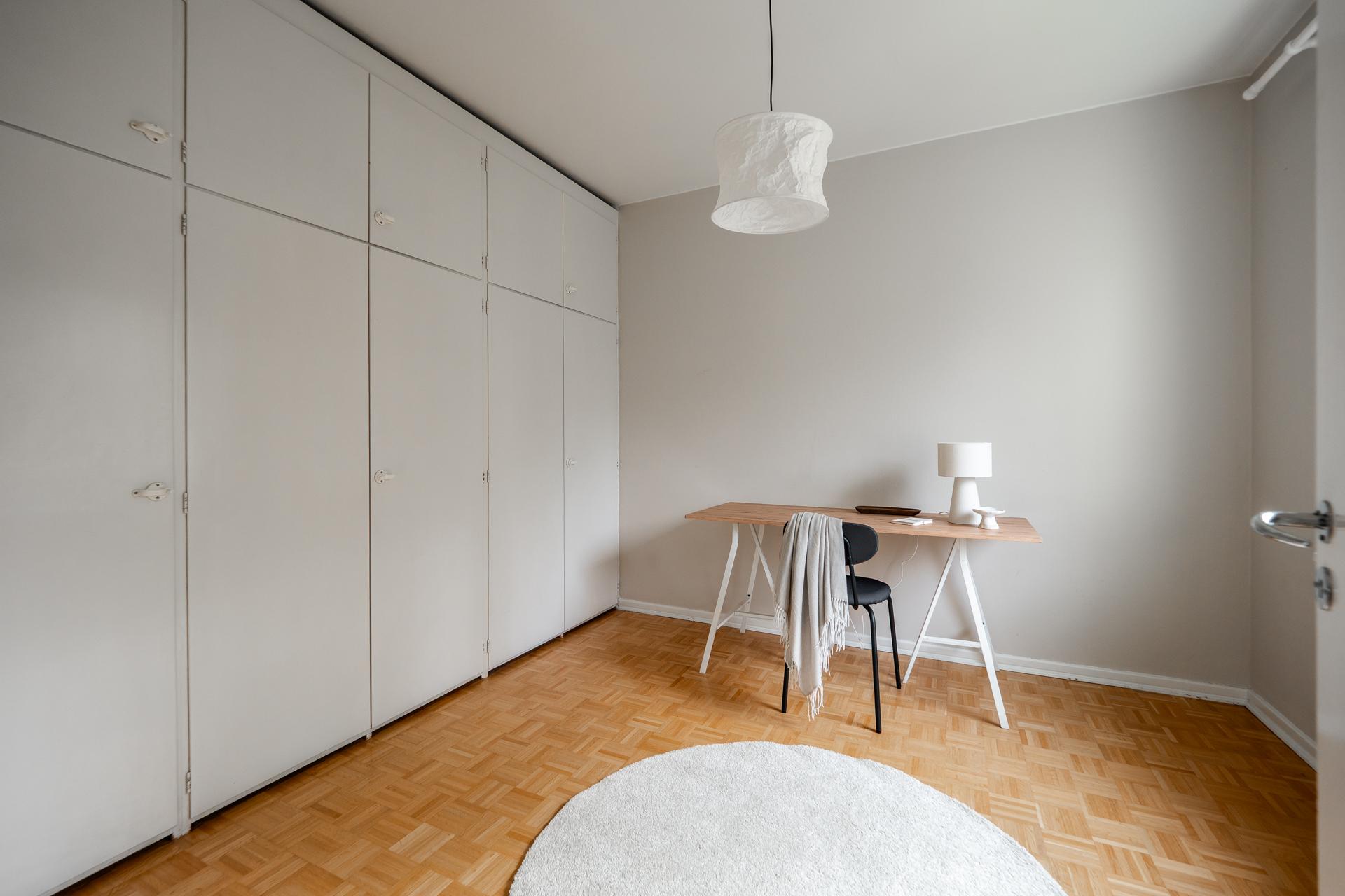 Paljon kaapistoja makuuhuone/vierashuoneessa