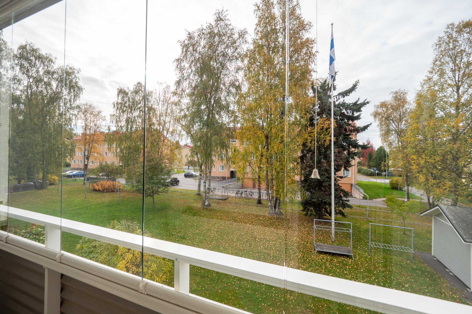 Parveke avautuu sisäpihan suuntaan