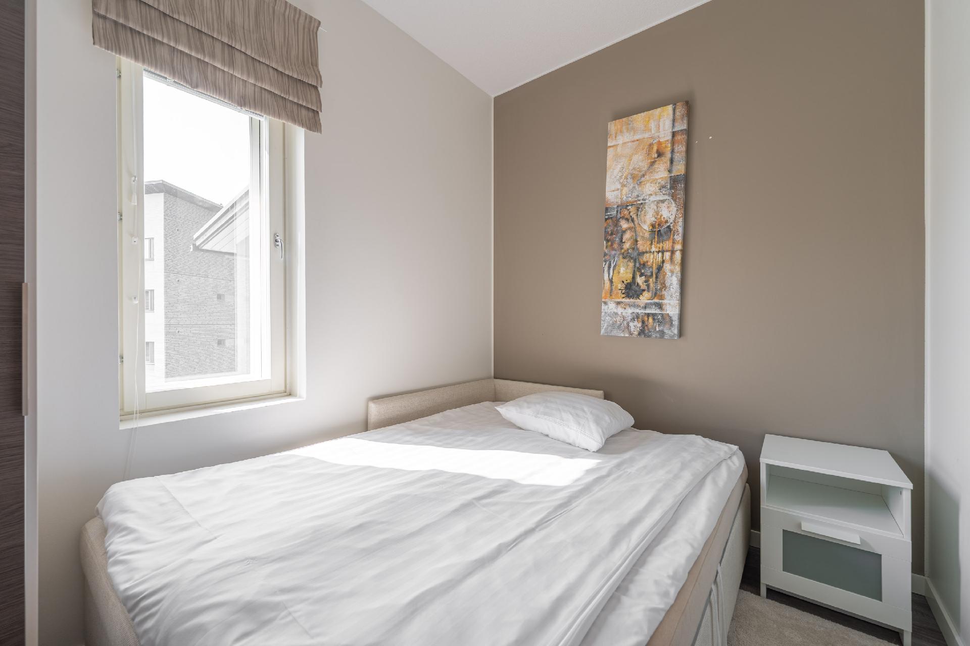 Pienempi huone, jossa levitettävä vuodesohva