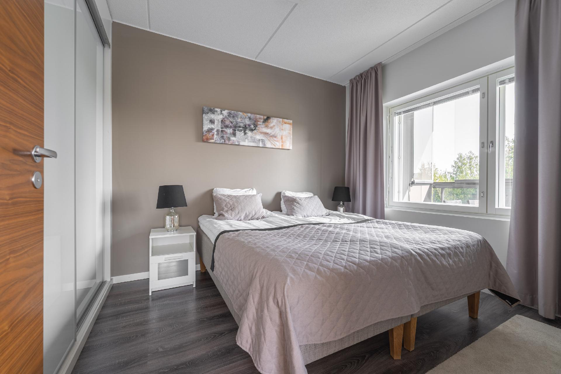 Isommassa makuuhuoneessa parivuode