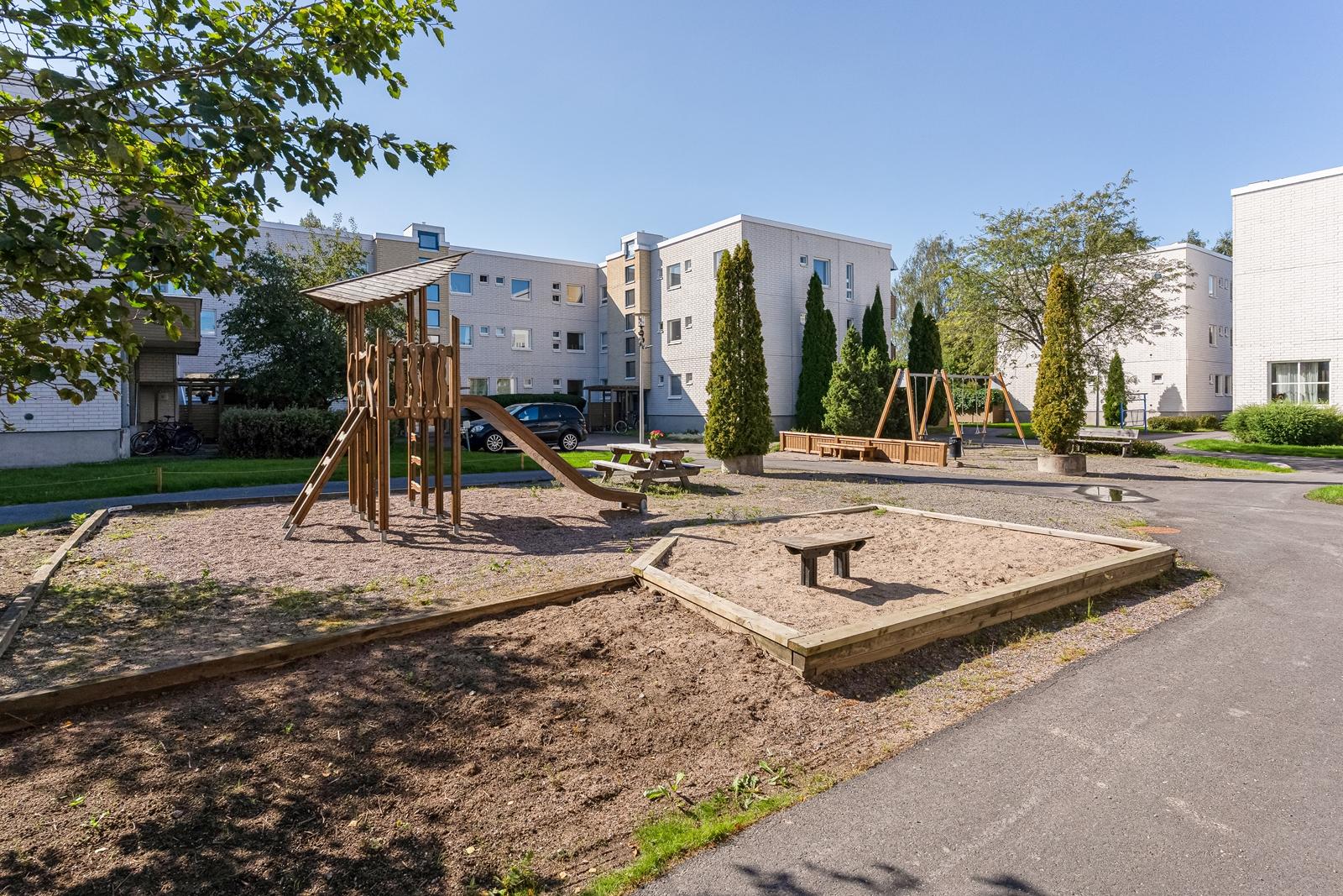 taloyhtiön sisäpihaa