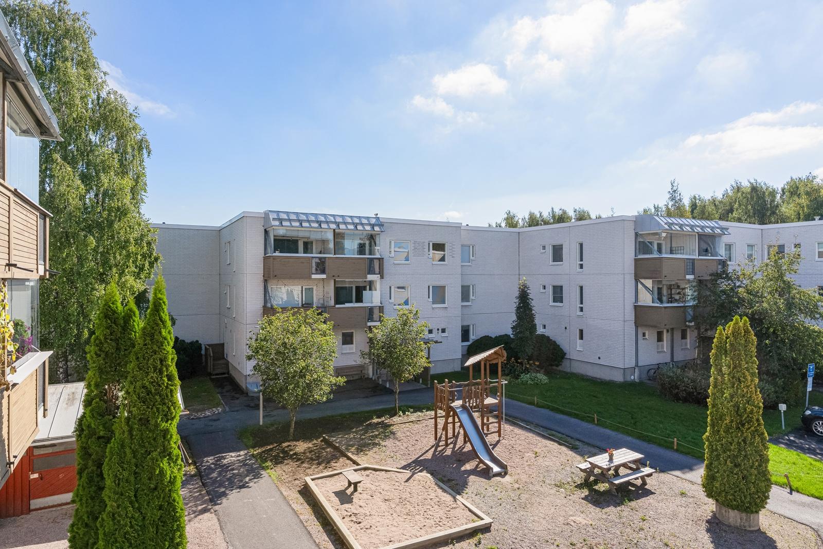 siisti sisäpiha taloyhtiöllä