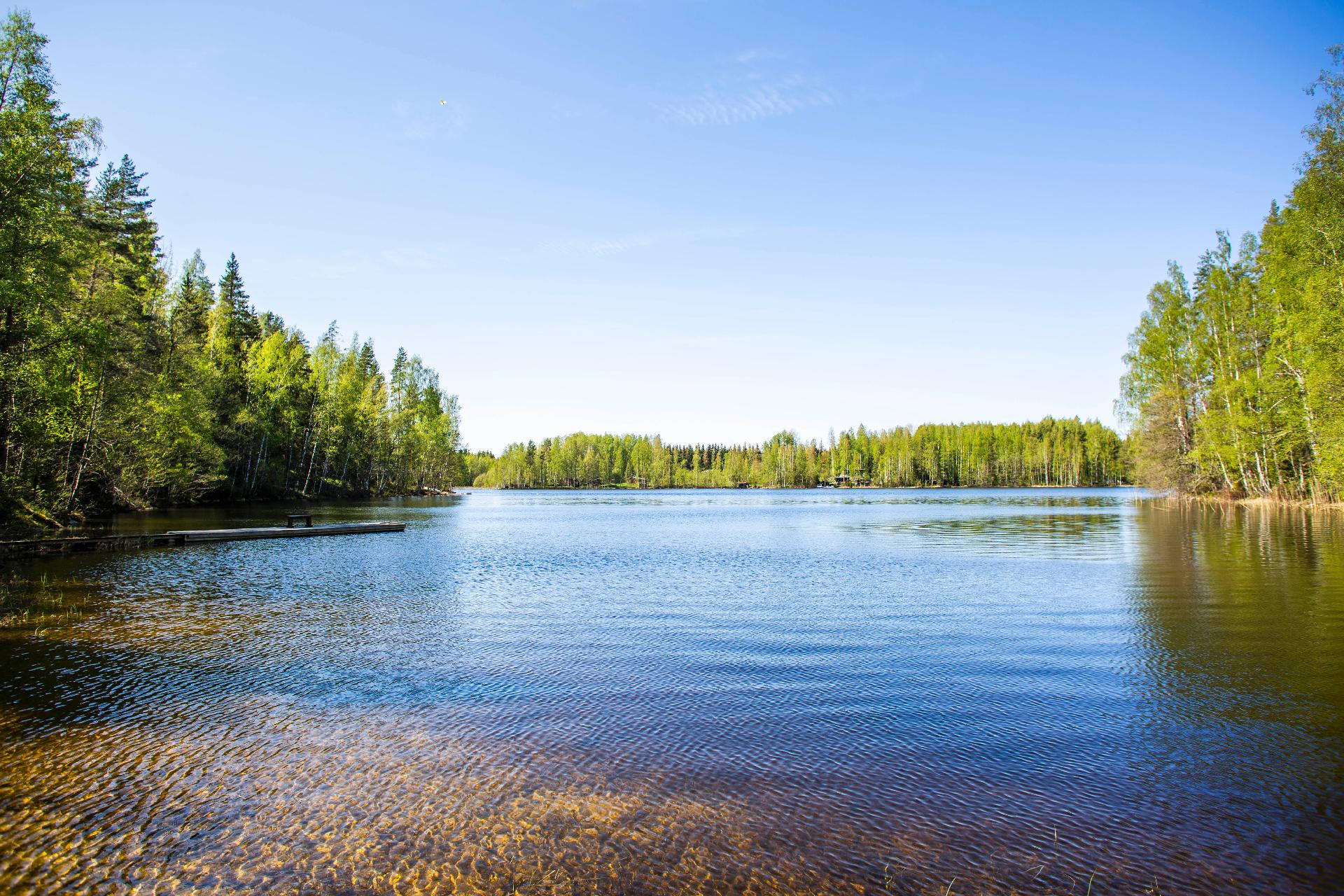 venevalkamaranta saunan edustalla