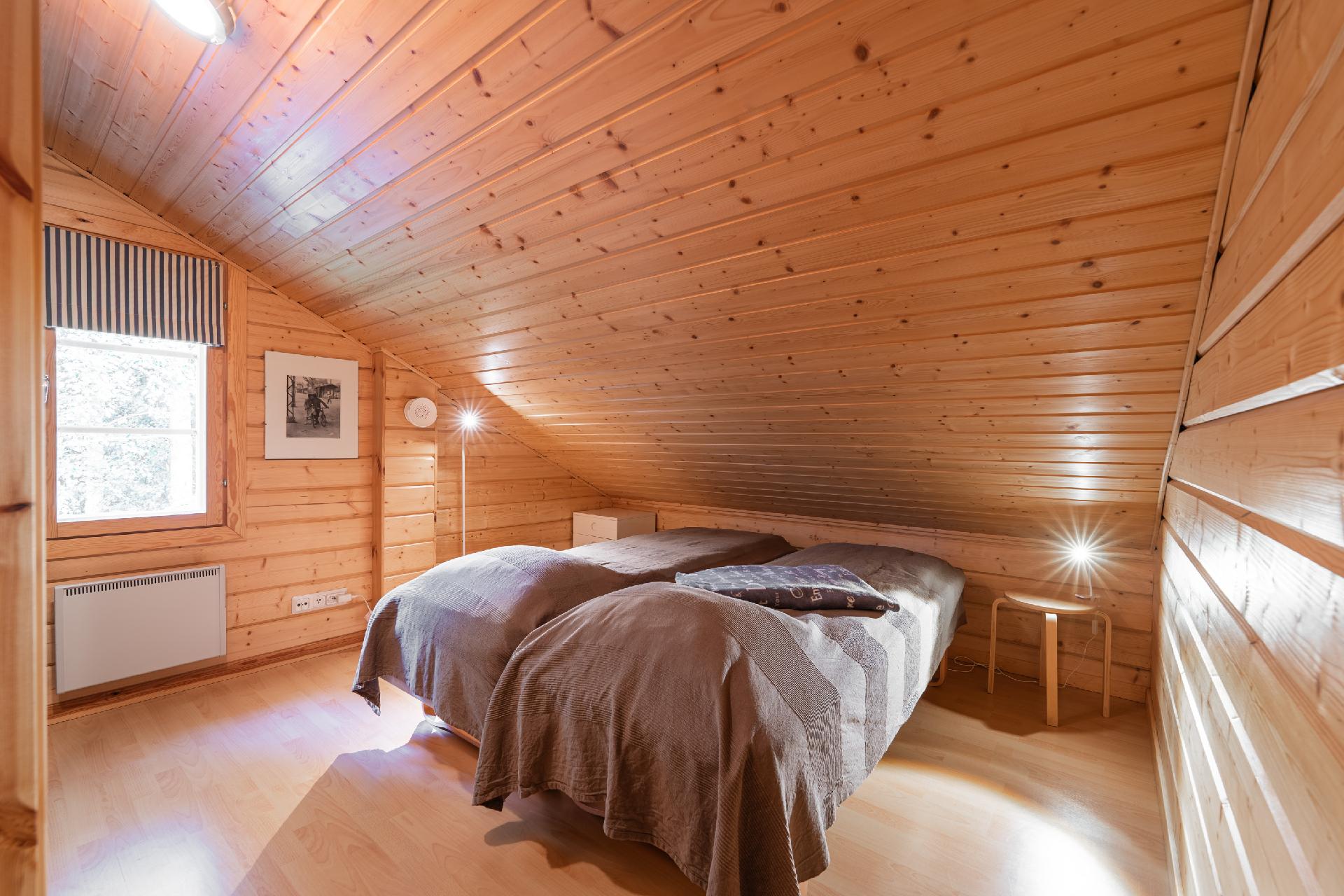 Yläkerrassa kaksi samankokoista huonetta