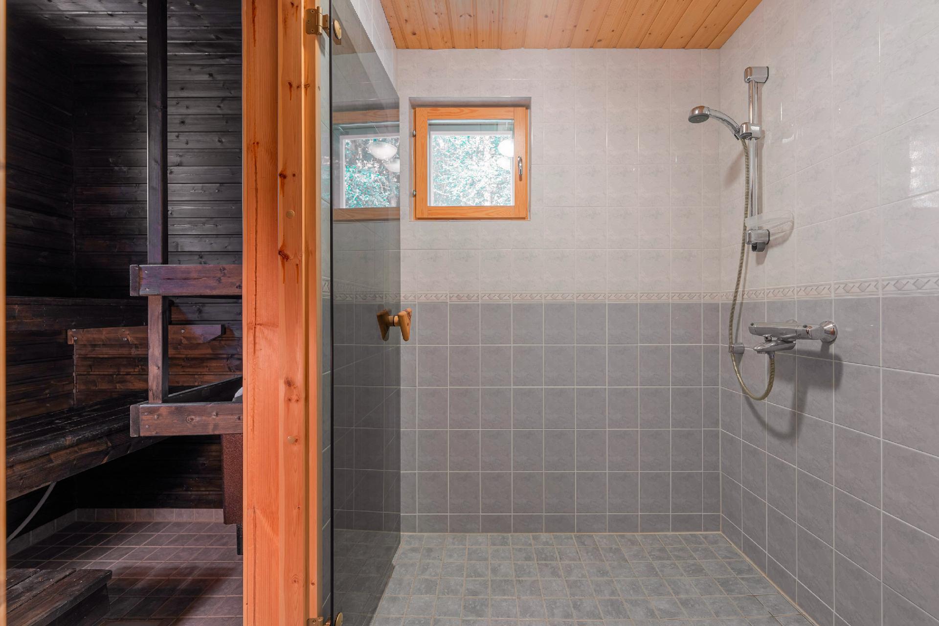 Kylpyhuone ja sauna alakerrassa